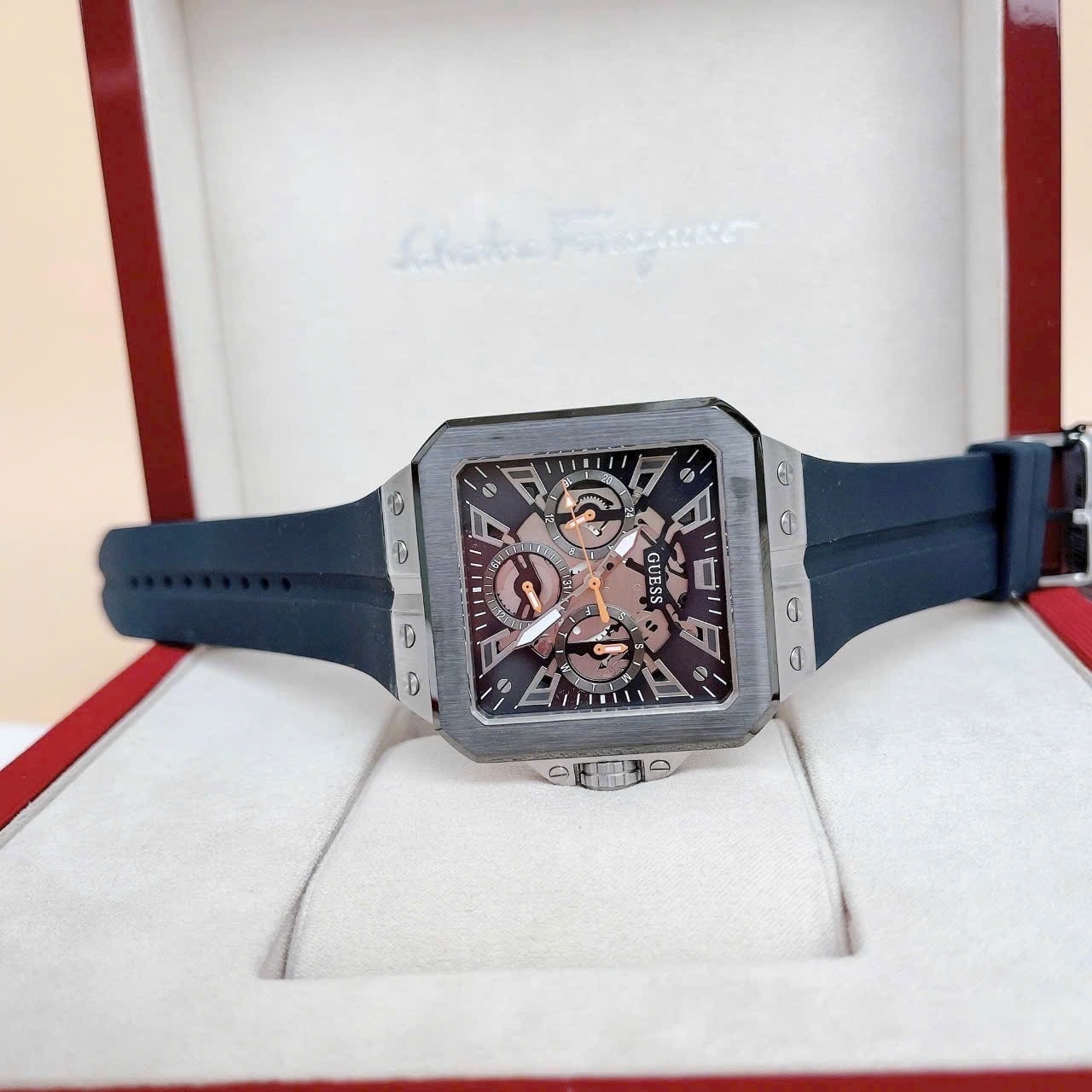 Đồng Hồ Guess Leo |Nam Giới |Mặt Vuông Trắng Sillver |Dây Cao Su Xanh |Máy Pin (Quartz) |Size 42mm |donghogiatot.vn