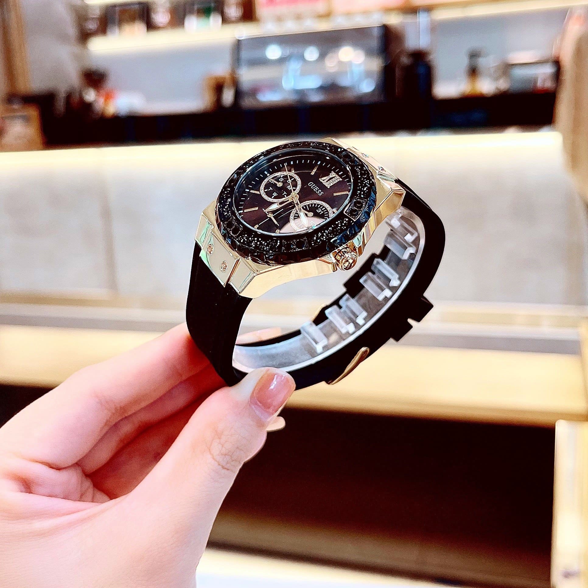 Đồng Hồ Guess Limelight |Nữ Giới |Mặt Đính Đá Đen |Dây Cao Su Đen |Máy Pin (Quartz) |Size 38mm |donghogiatot.vn