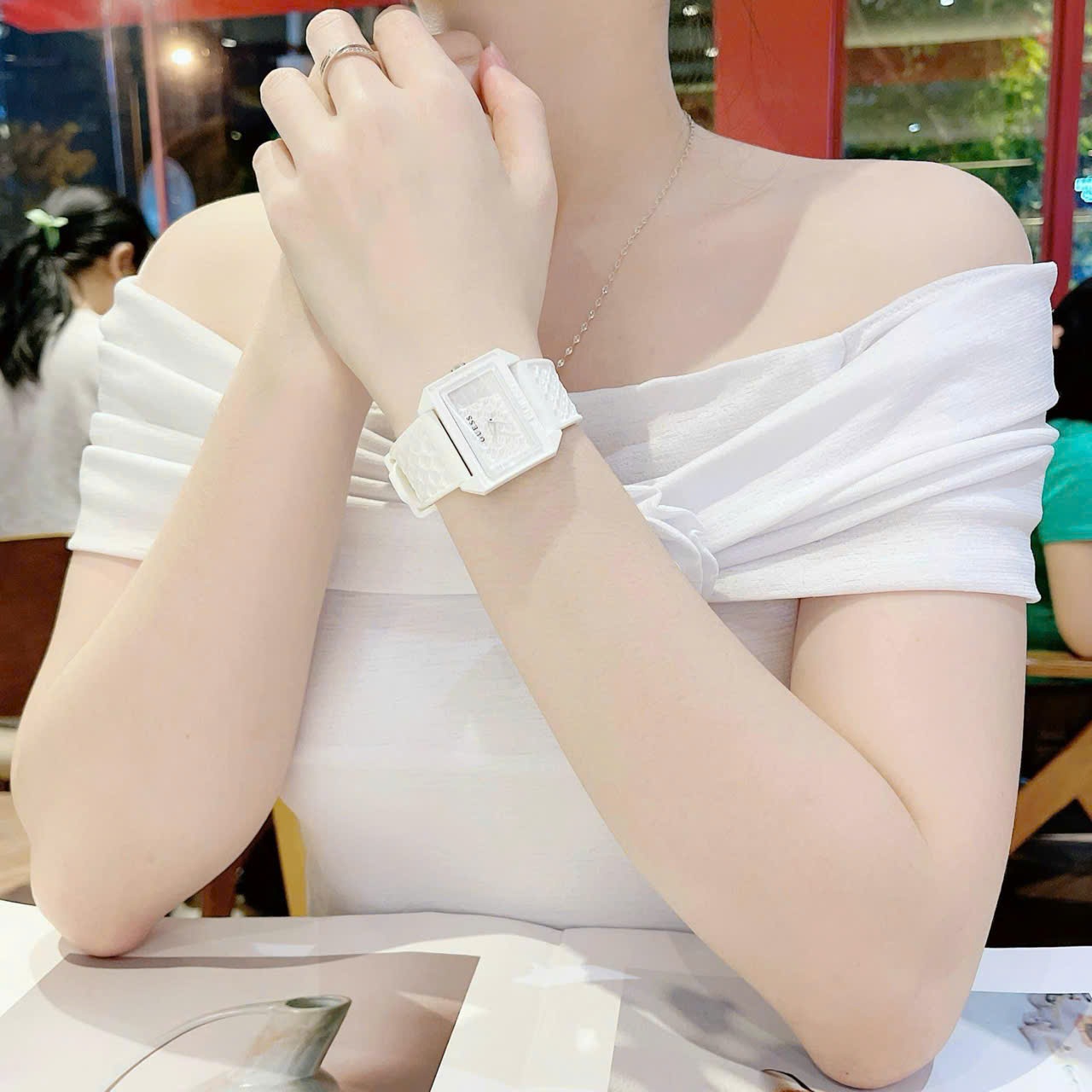 Đồng Hồ Guess Logo |Nữ Giới |Mặt Chữ Nhật |Dây Silicone Màu Trắng |Máy Pin (Quartz) |Size 33mm |donghogiatot.vn