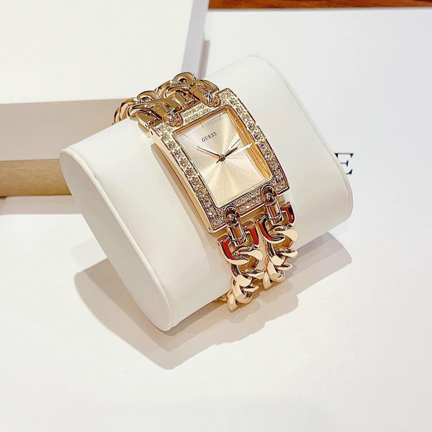 Đồng Hồ Guess Mặt Chữ Nhật |Nữ Giới |Vàng Gold |Lắc Tay |Máy Pin (Quartz) |Size 28x35mm |donghogiatot.vn