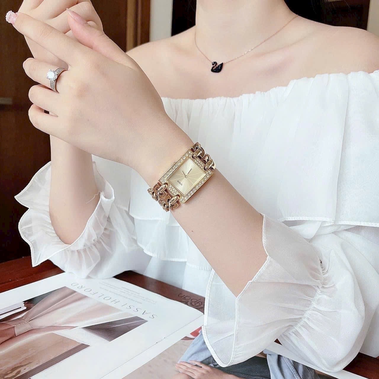 Đồng Hồ Guess Mặt Chữ Nhật |Nữ Giới |Vàng Gold |Lắc Tay |Máy Pin (Quartz) |Size 28x35mm |donghogiatot.vn