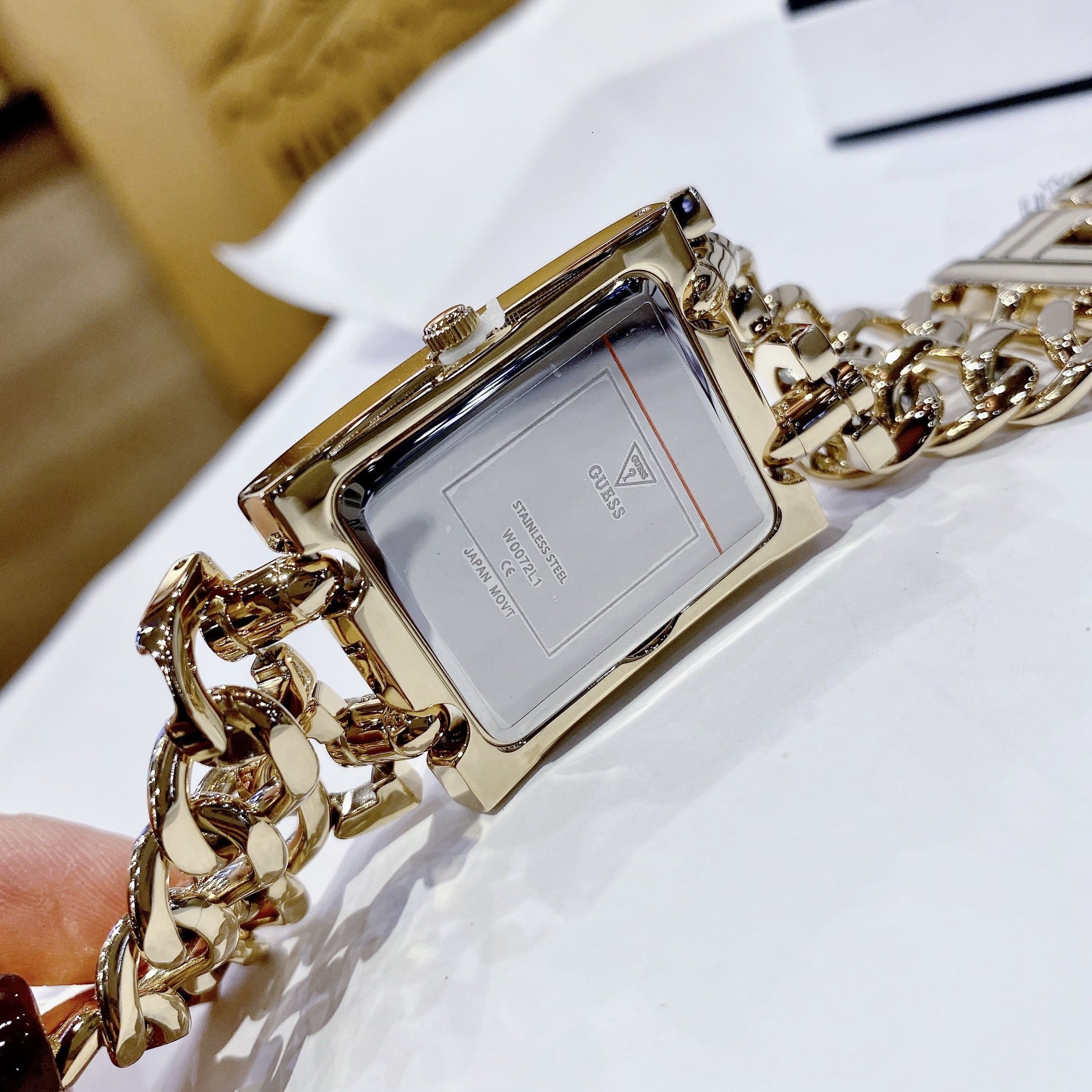 Đồng Hồ Guess Mặt Chữ Nhật |Nữ Giới |Vàng Gold |Lắc Tay |Máy Pin (Quartz) |Size 28x35mm |donghogiatot.vn