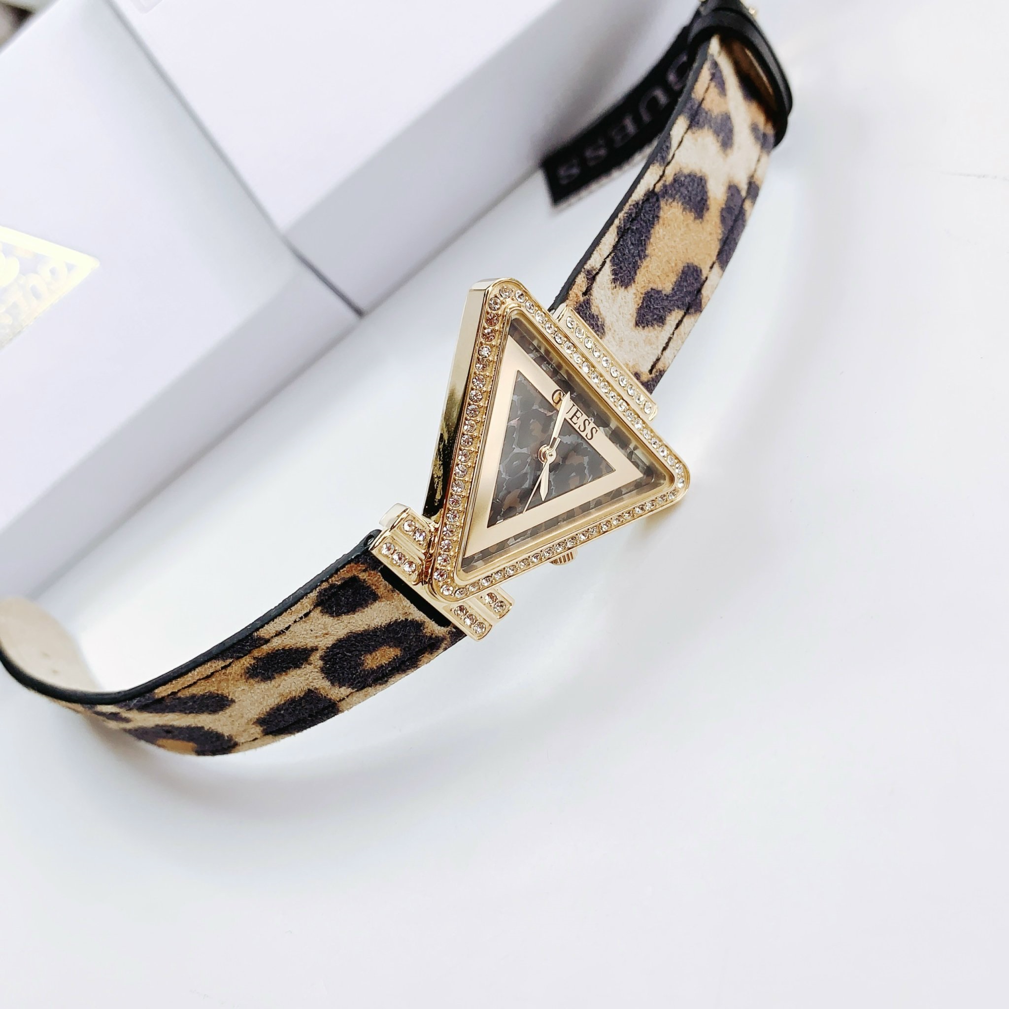 Đồng Hồ Guess Mặt Tam Giác |Nữ Giới |Đính Đá |Dây Da Beo |Máy Pin (Quartz) |Size 34mm |donghogiatot.vn