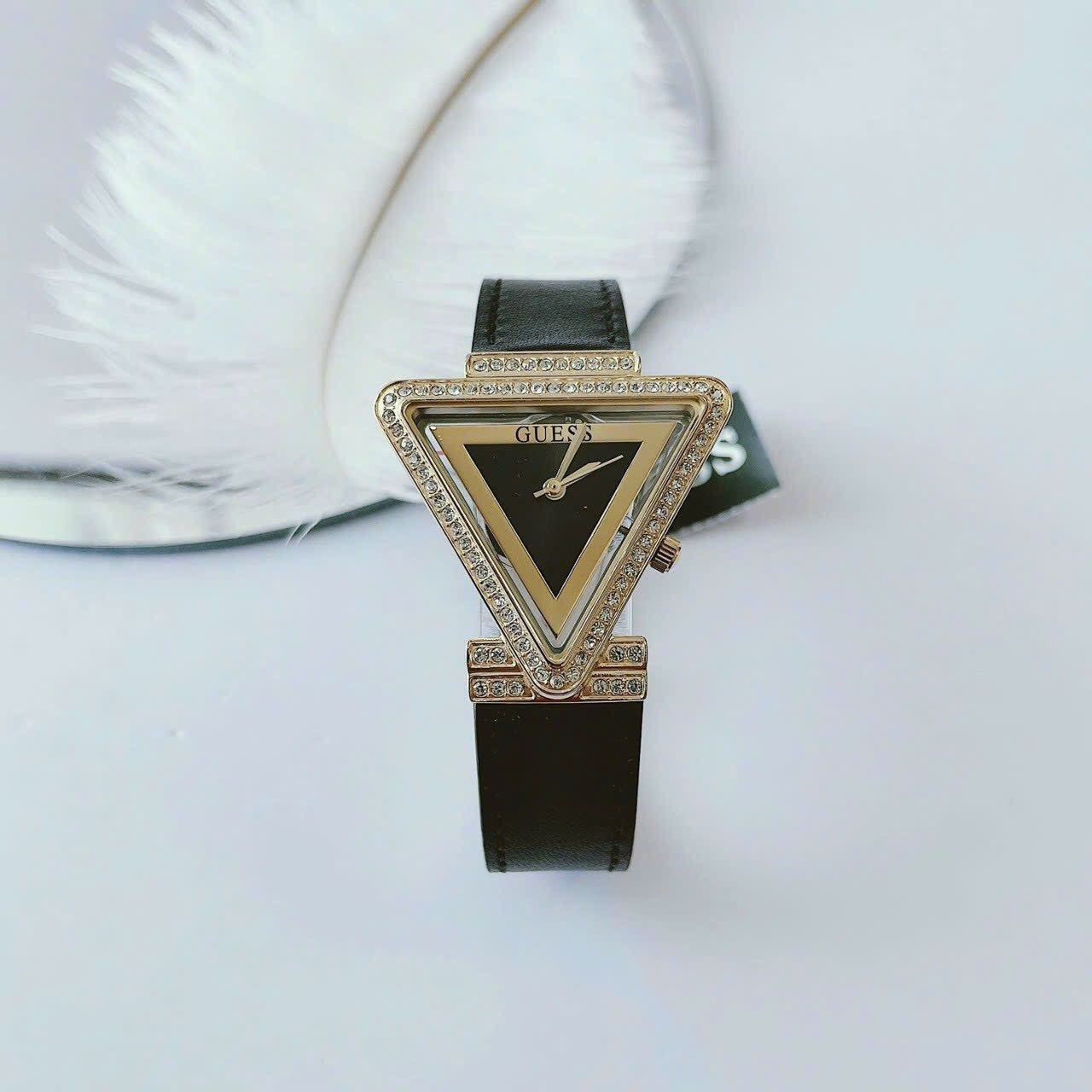 Đồng Hồ Guess Mặt Tam Giác |Nữ Giới |Vàng Gold |Dây Da Đen |Máy Pin (Quartz) |Size 34mm |donghogiatot.vn