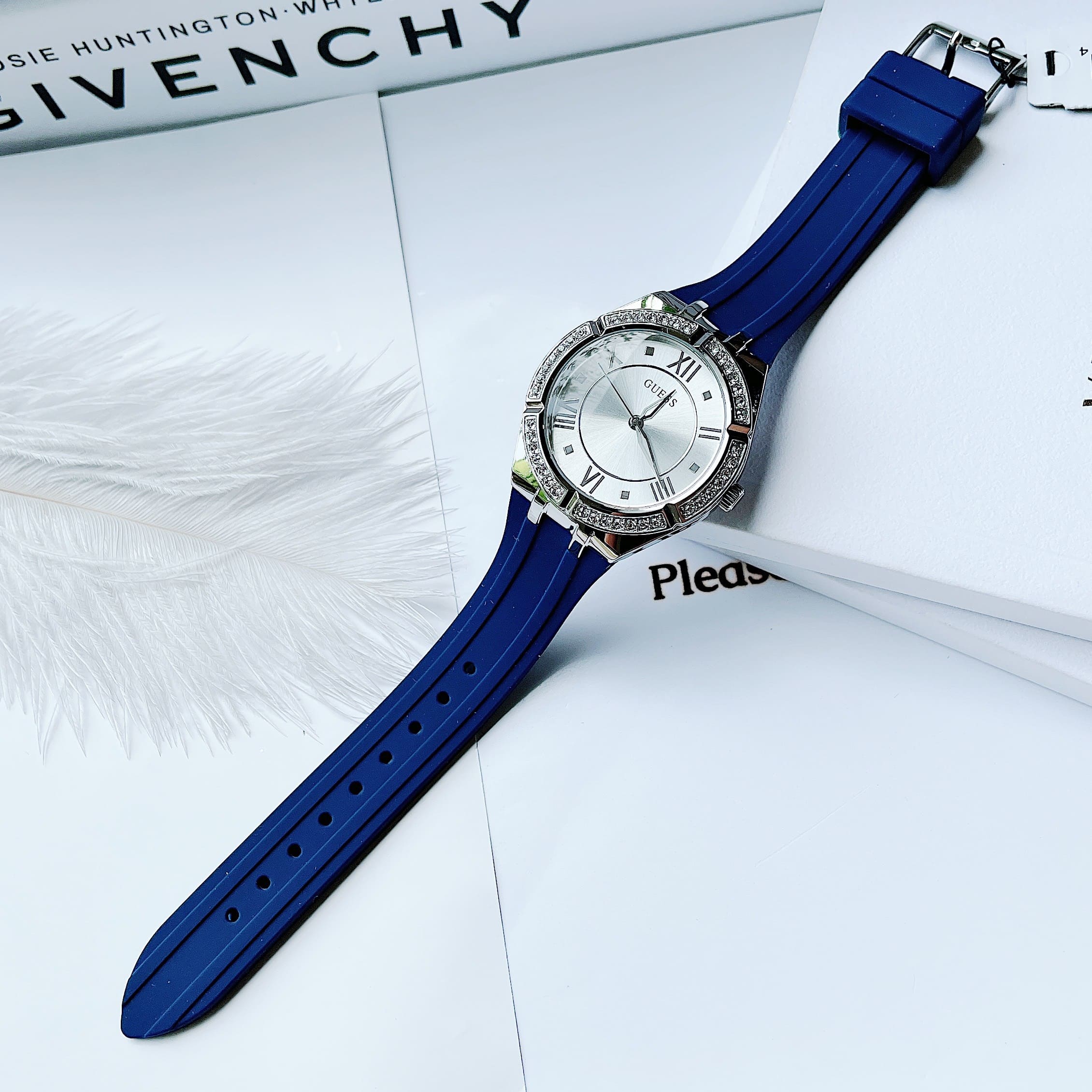 Đồng Hồ Guess Modern |Nữ Giới |Mặt Tròn Trắng |Dây Sillicone Xanh |Máy Pin (Quartz) |Size 36mm |donghogiatot.vn