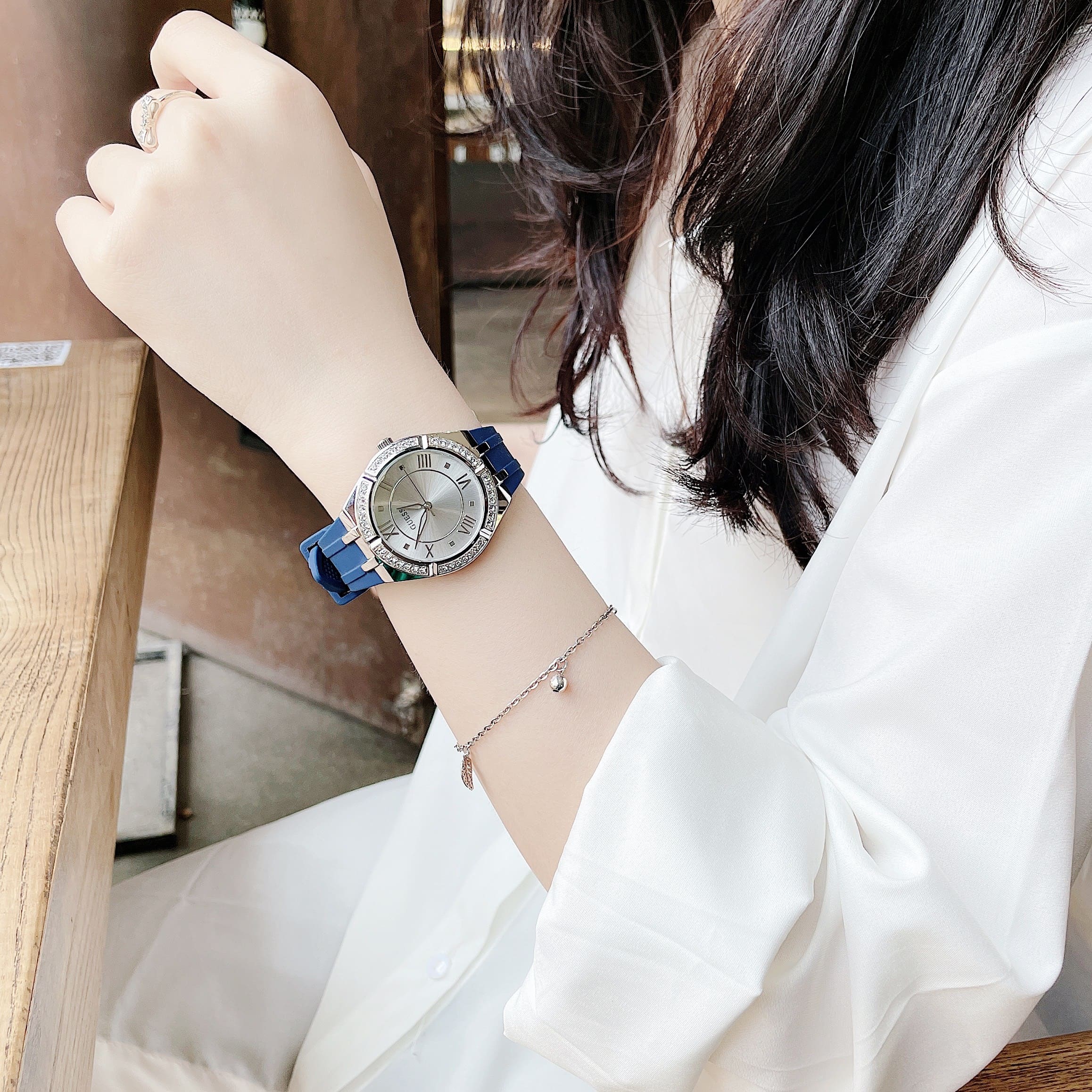 Đồng Hồ Guess Modern |Nữ Giới |Mặt Tròn Trắng |Dây Sillicone Xanh |Máy Pin (Quartz) |Size 36mm |donghogiatot.vn