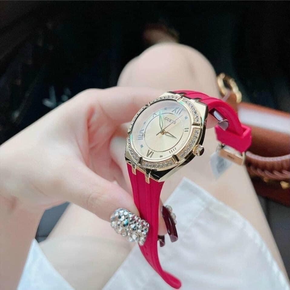 Đồng Hồ Guess Modern |Nữ Giới |Mặt Vàng Gold |Dây Cao Su Đỏ |Máy Pin (Quartz) |Size 36mm |donghogiatot.vn
