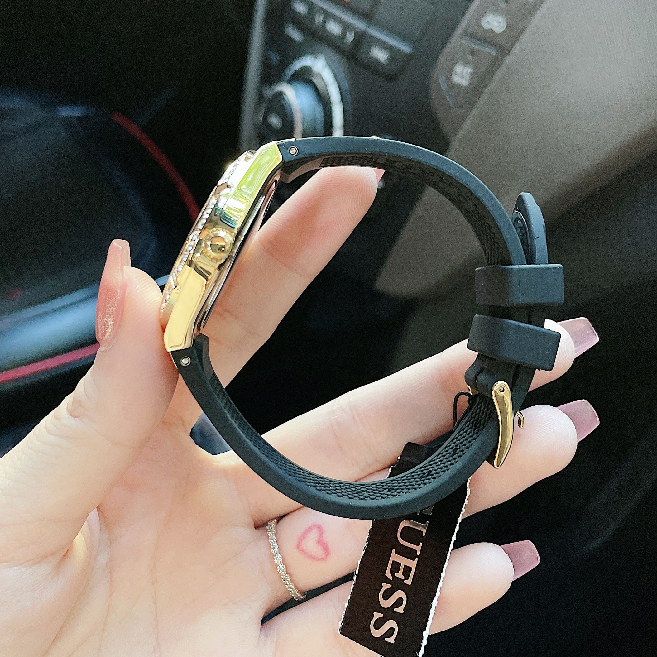 Đồng Hồ Guess Modern |Nữ Giới |Mặt Vàng Gold |Dây Sillicone Đen |Máy Pin (Quartz) |Size 36mm |donghogiatot.vn