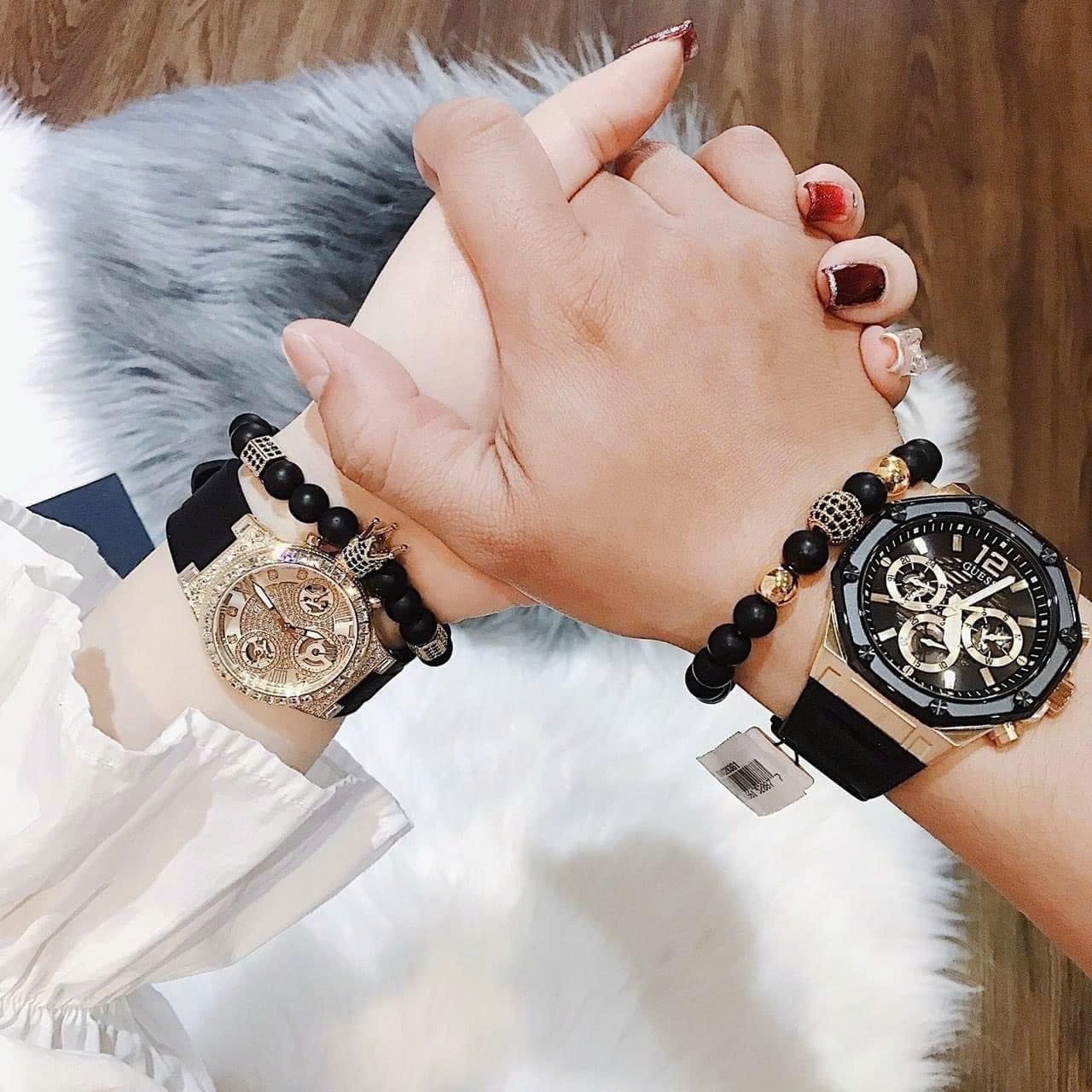 Đồng Hồ Guess Momentum |Cặp Đôi |Vàng Gold |Dây Sillicone Đen |Size 44x36mm |donghogiatot.vn