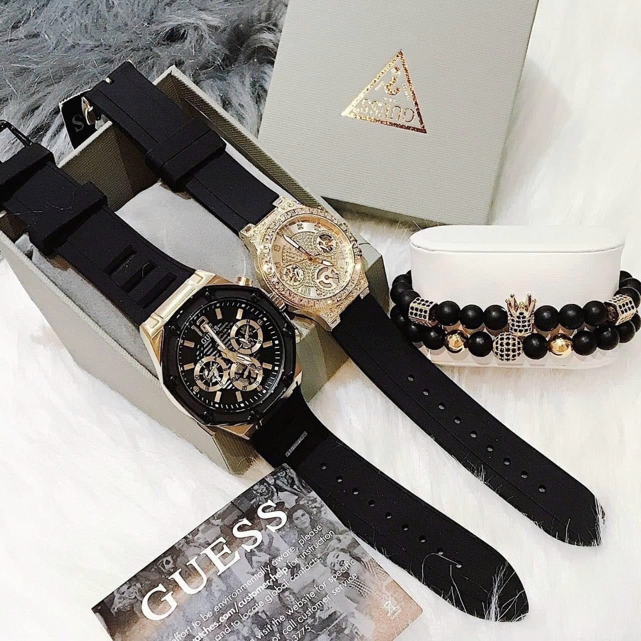 Đồng Hồ Guess Momentum |Cặp Đôi |Vàng Gold |Dây Sillicone Đen |Size 44x36mm |donghogiatot.vn