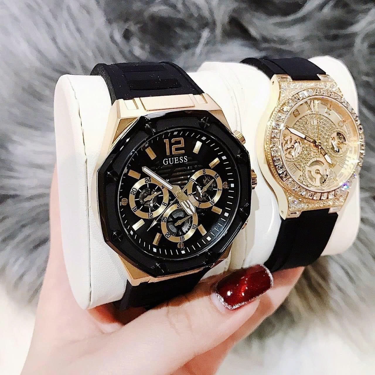 Đồng Hồ Guess Momentum |Cặp Đôi |Vàng Gold |Dây Sillicone Đen |Size 44x36mm |donghogiatot.vn