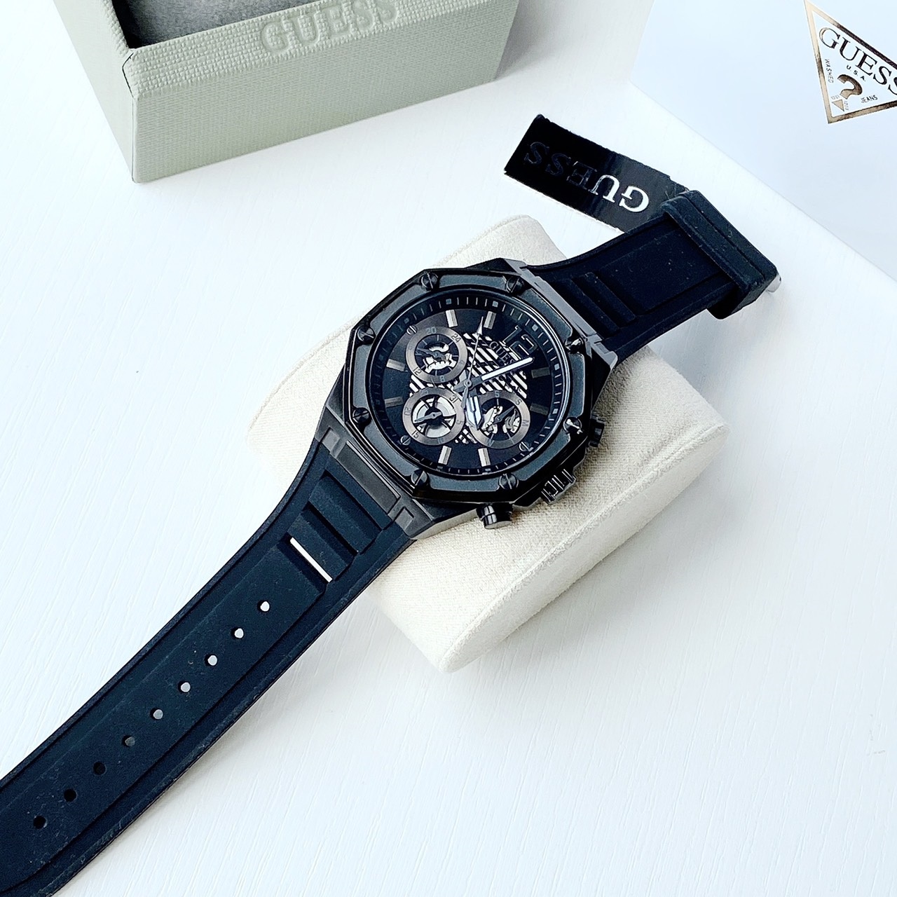 Đồng Hồ Guess Momentum |Nam Giới |Chronograph |Dây Sillicone Đen |Máy Pin (Quartz) |Size 44mm |donghogiatot.vn