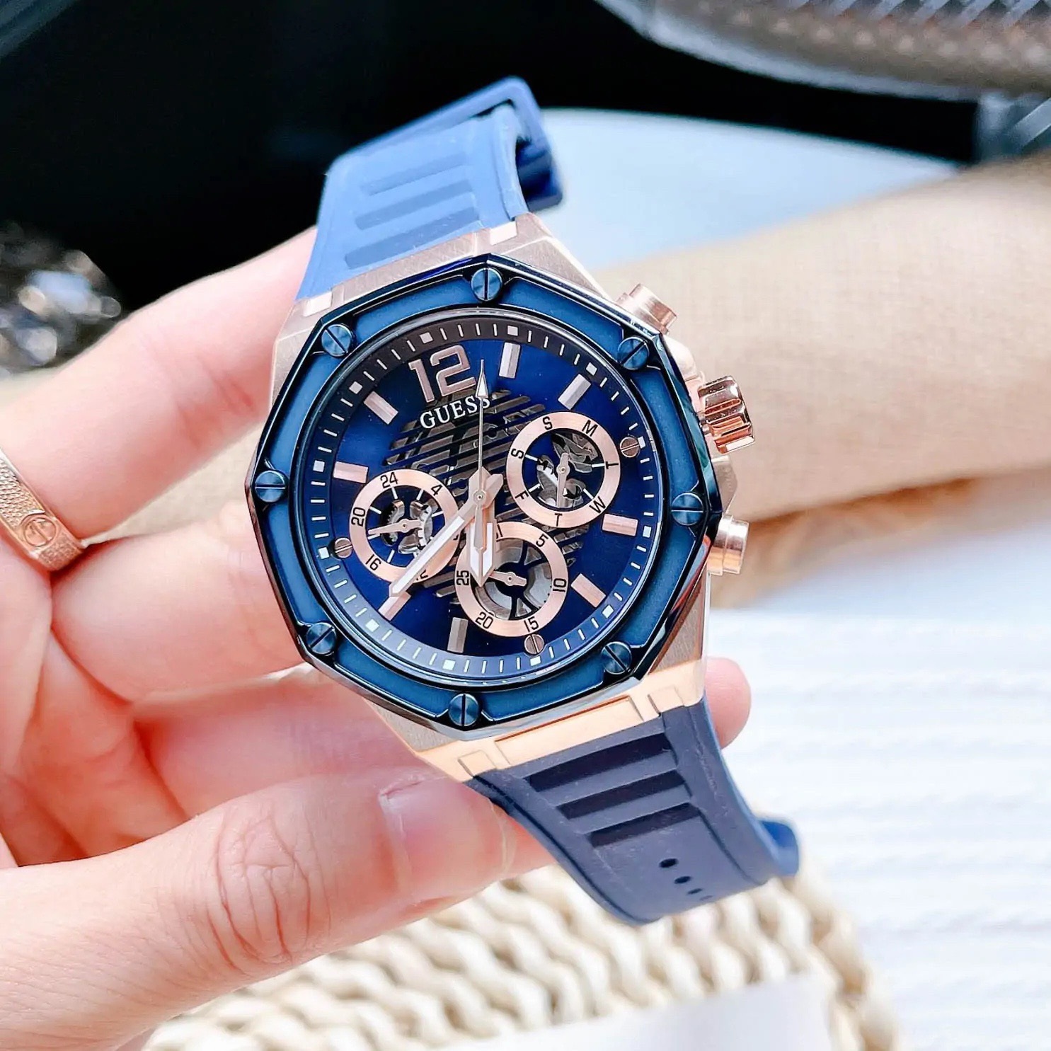 Đồng Hồ Guess Momentum |Nam Giới |Chronograph |Dây Sillicone Xanh Dương |Máy Pin (Quartz) |Size 44mm |donghogiatot.vn