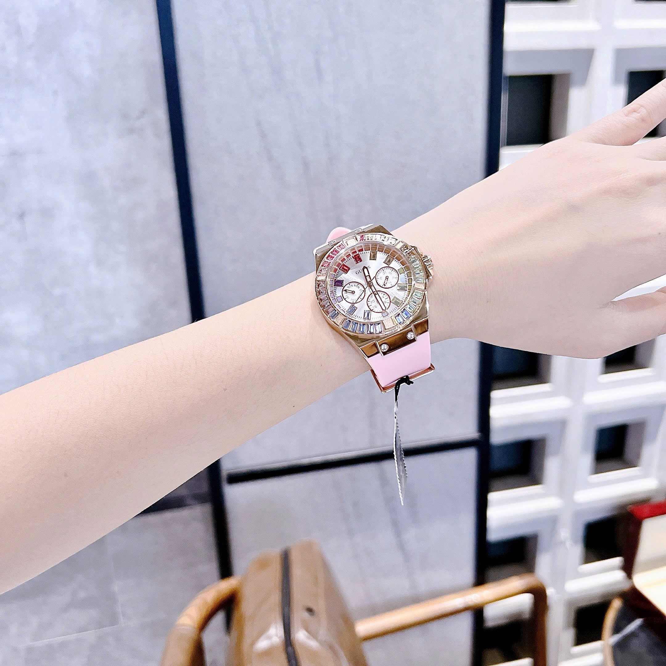 Đồng Hồ Guess Multi-function |Nữ Giới |Đính Đá Nhiều Màu |Dây Silicone Hồng |Máy Pin (Quartz) |Size 38mm |donghogiatot.vn