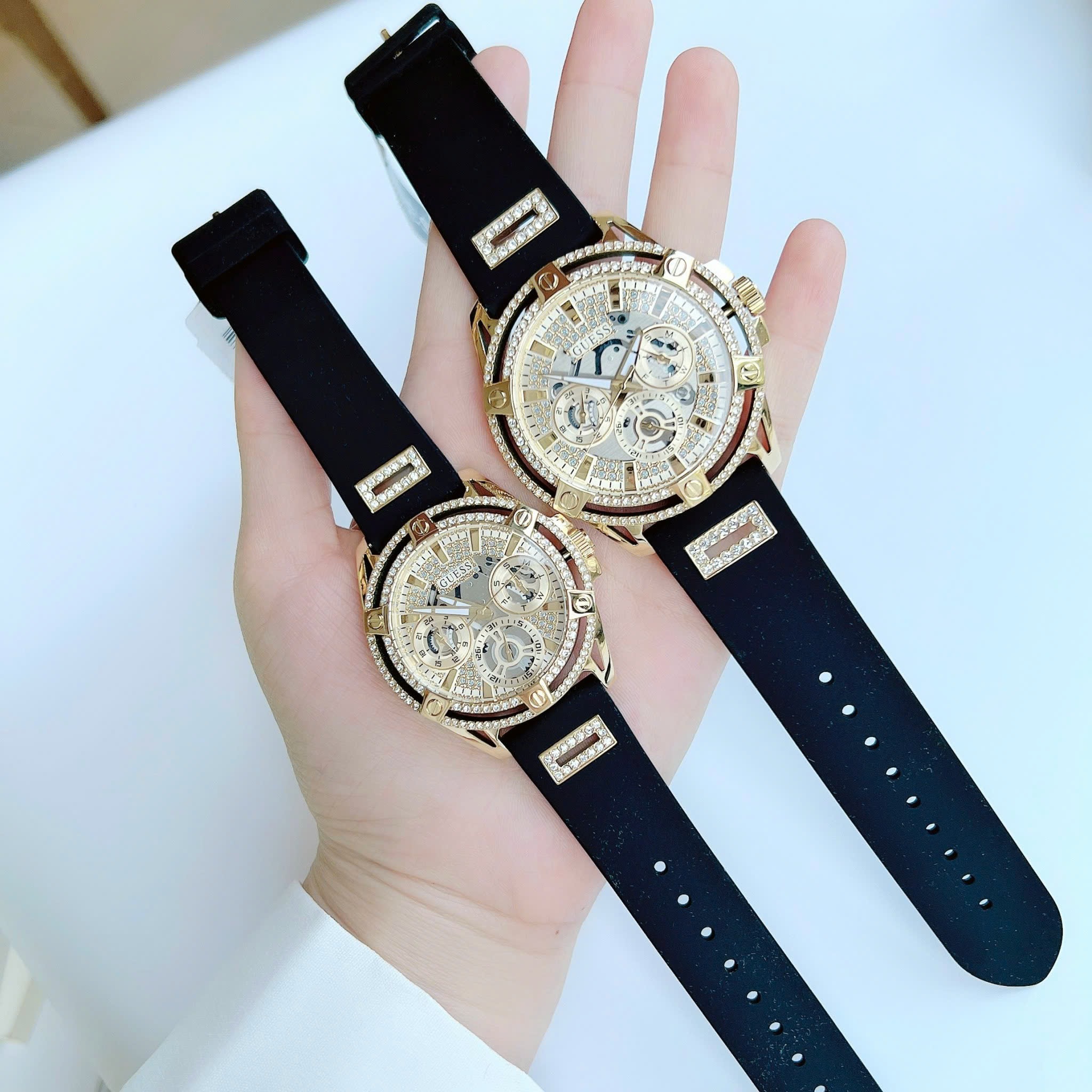 Đồng Hồ Guess Multifunction |Cặp Đôi |Đính Đá Vàng Gold |Dây Sillicone Đen |Size 48x38mm |donghogiatot.vn