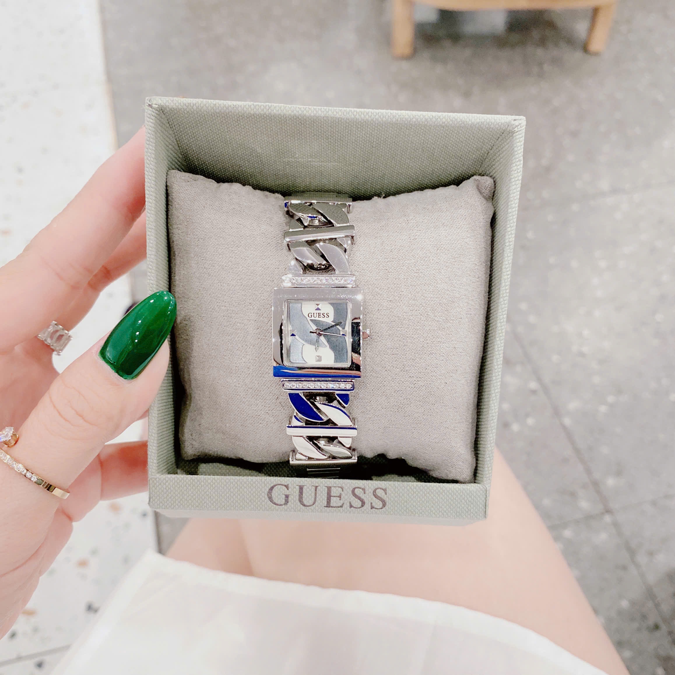 Đồng Hồ Guess Mặt Vuông |Nữ Giới |Đính Đá |Dây Mắt Xích Trắng Silver |Máy Pin (Quartz) |Size 21mm |donghogiatot.vn