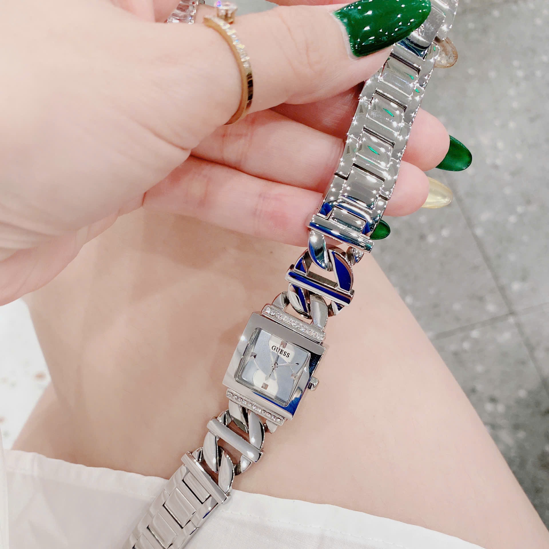 Đồng Hồ Guess Mặt Vuông |Nữ Giới |Đính Đá |Dây Mắt Xích Trắng Silver |Máy Pin (Quartz) |Size 21mm |donghogiatot.vn