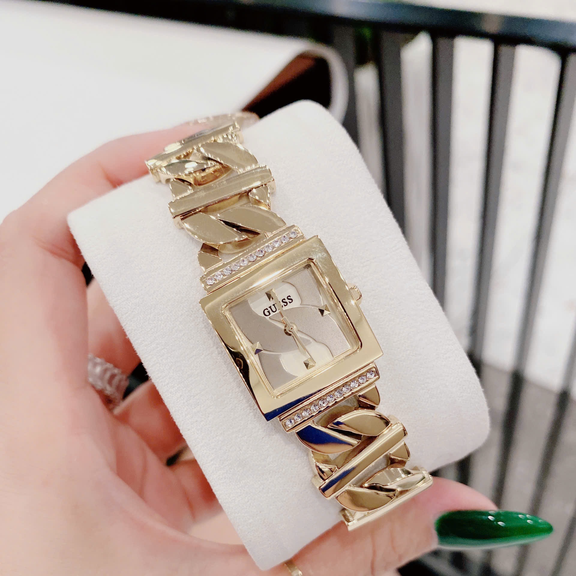 Đồng Hồ Guess Mặt Vuông |Nữ Giới |Đính Đá |Dây Mắt Xích Vàng Gold |Máy Pin (Quartz) |Size 21mm |donghogiatot.vn