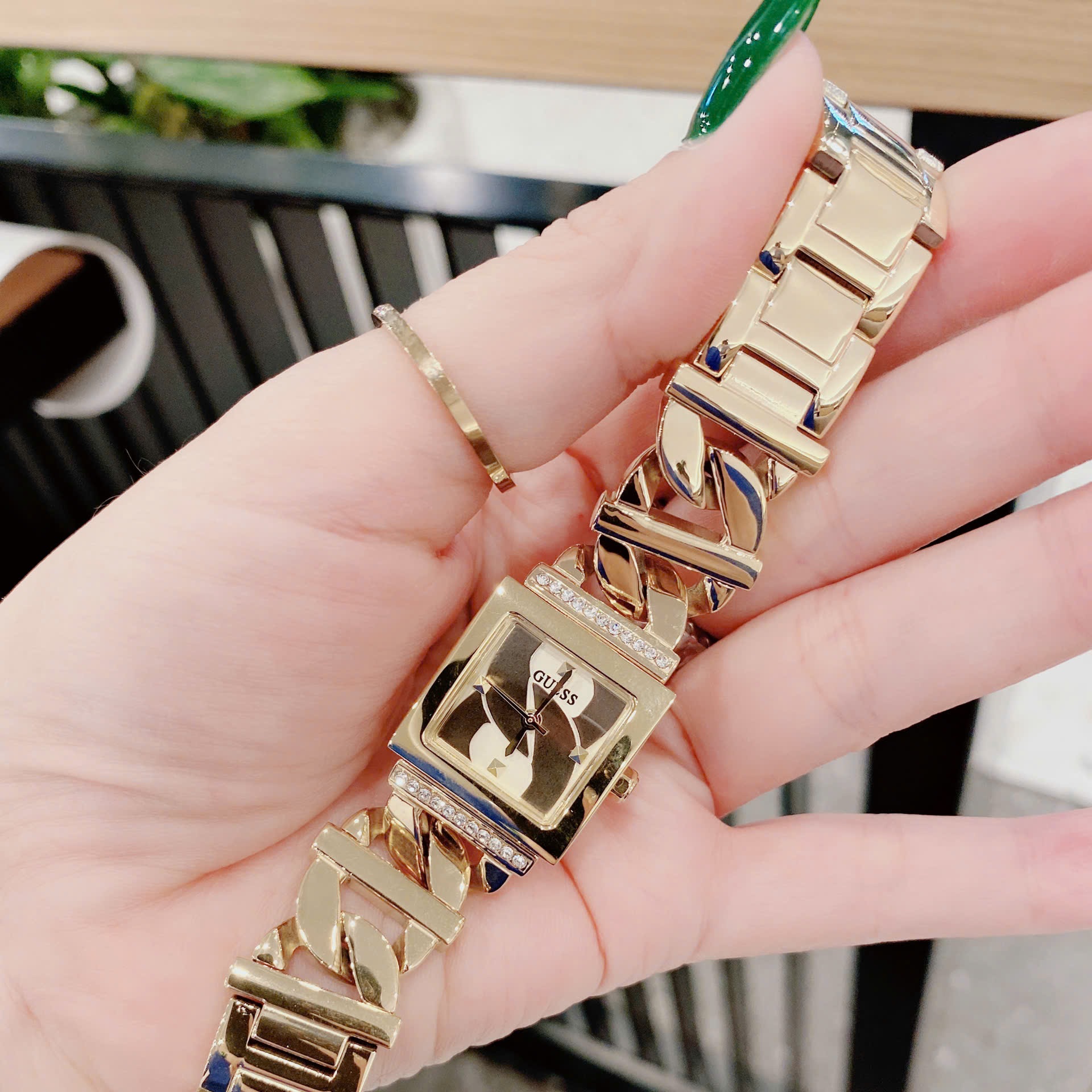 Đồng Hồ Guess Mặt Vuông |Nữ Giới |Đính Đá |Dây Mắt Xích Vàng Gold |Máy Pin (Quartz) |Size 21mm |donghogiatot.vn