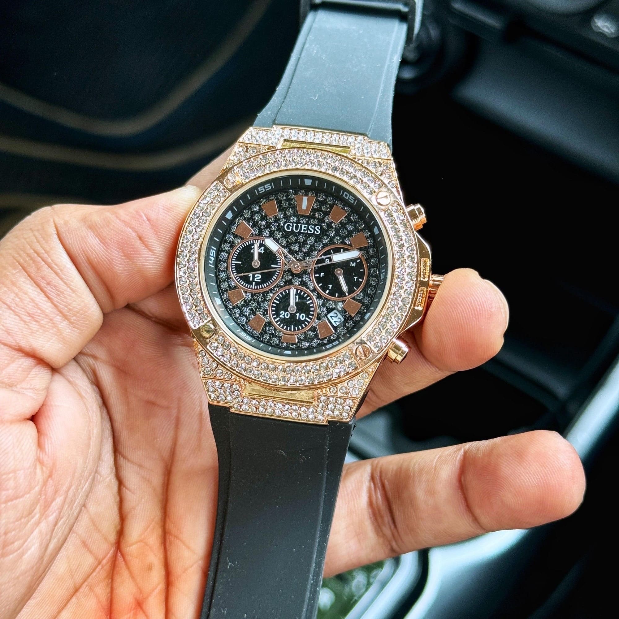 Đồng Hồ Guess Pegasus |Nam Giới |Đính Đá Vàng Gold |Dây Sillicone Đen |Máy Pin (Quartz) |Size 45mm |donghogiatot.vn
