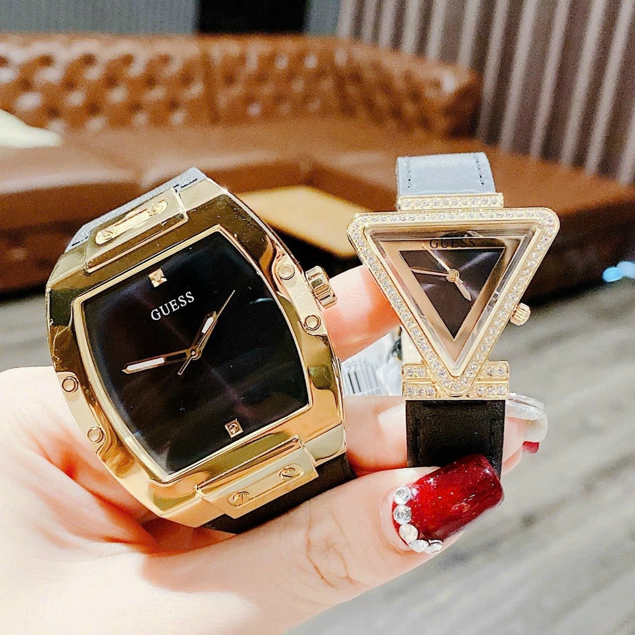 Đồng Hồ Guess Phoenix |Cặp Đôi |Mặt Tam Giác Vàng Gold |Dây Sillicone Đen |Size 43x34mm |donghogiatot.vn