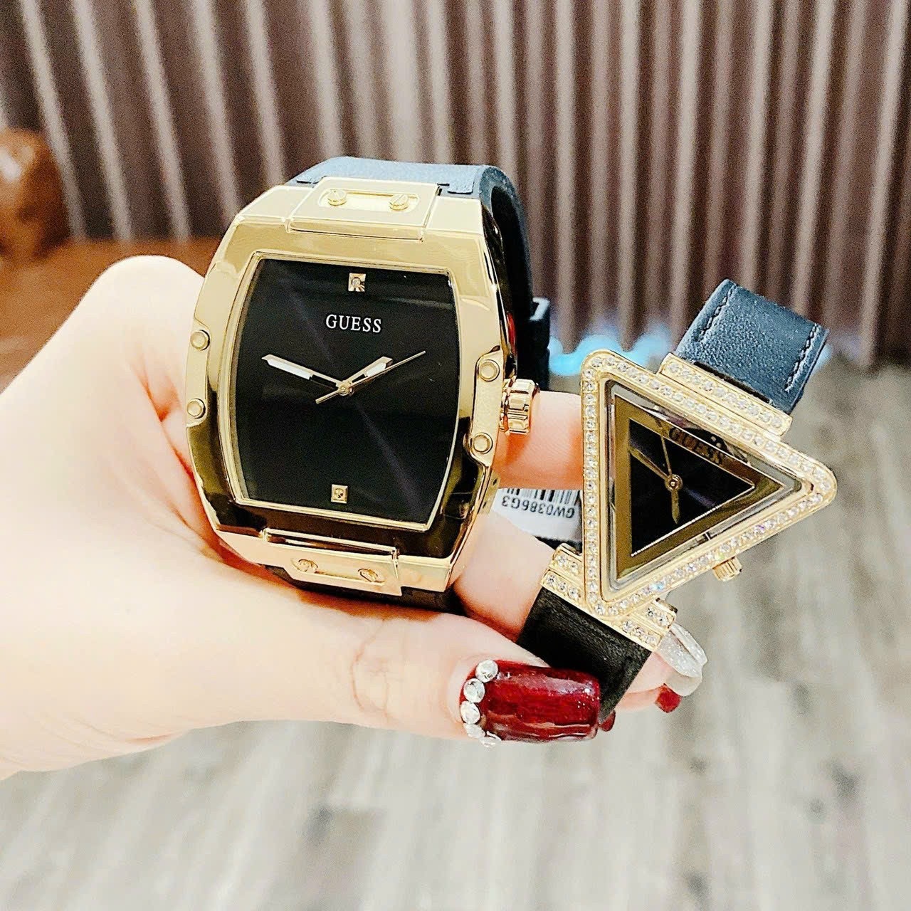 Đồng Hồ Guess Phoenix |Cặp Đôi |Mặt Tam Giác Vàng Gold |Dây Sillicone Đen |Size 43x34mm |donghogiatot.vn
