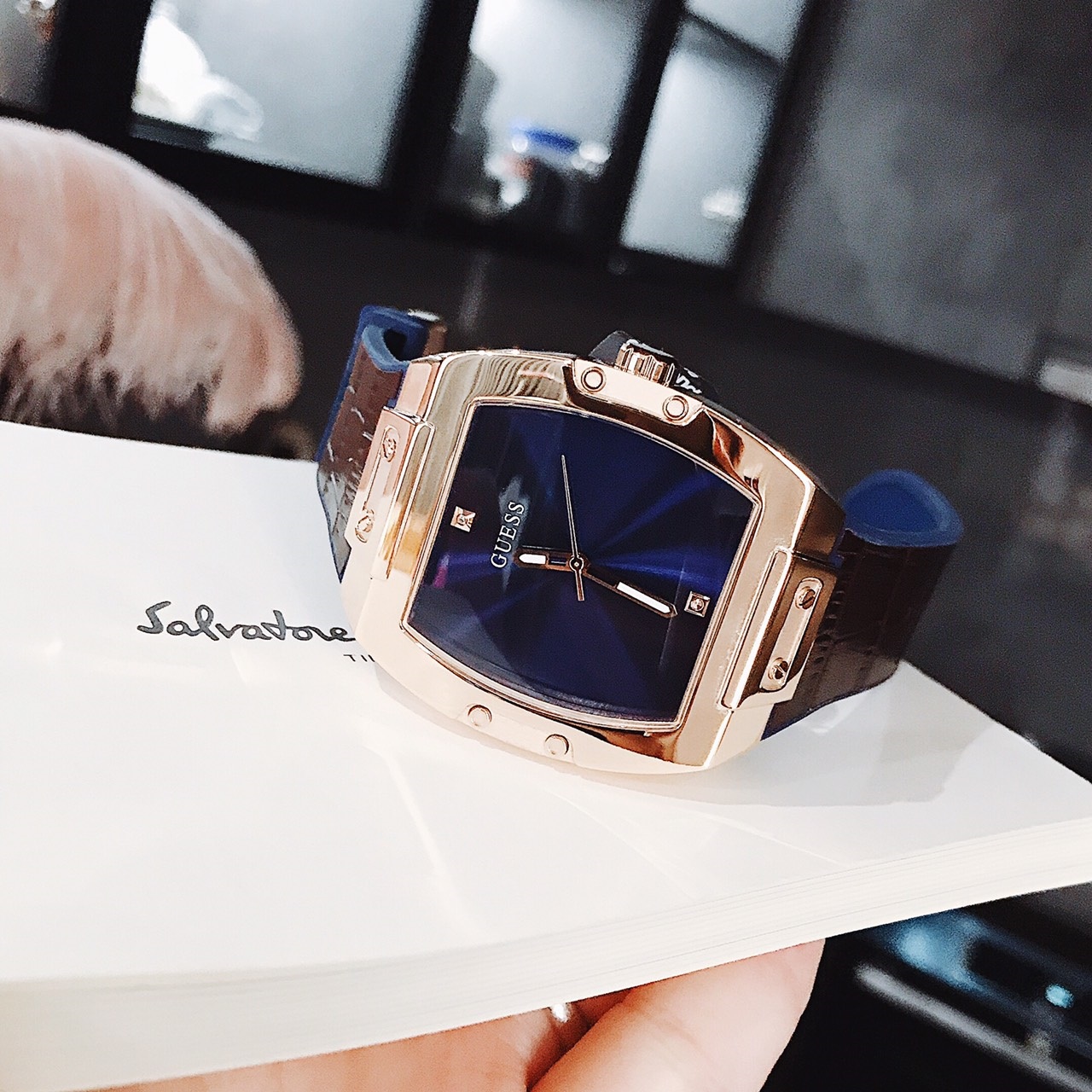 Đồng Hồ Guess Phoenix |Nam Giới |Mặt Xanh Dương |Dây Cao Su Nâu |Máy Pin (Quartz) |Size 43x51mm |donghogiatot.vn