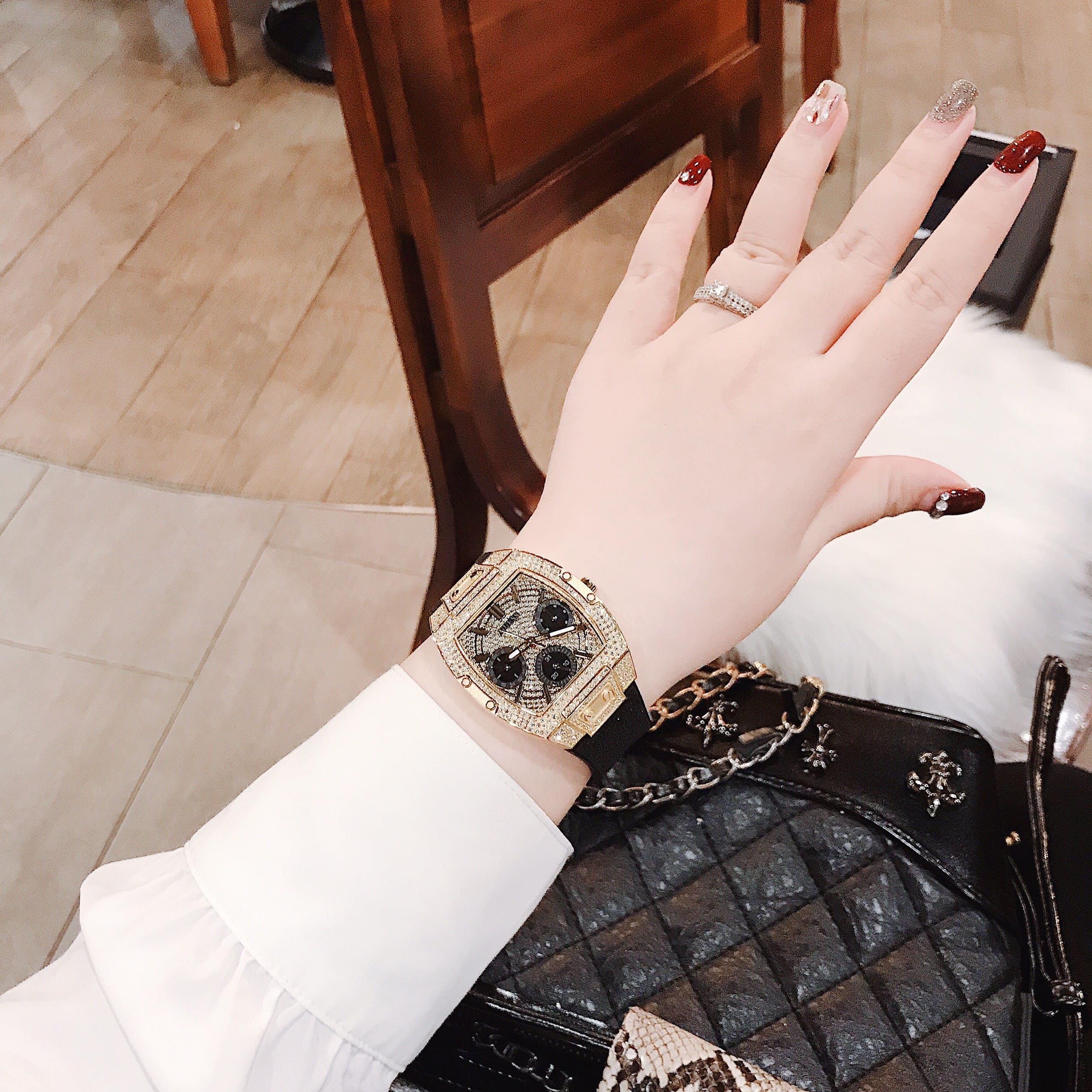 Đồng Hồ Guess Raven |Nữ Giới |Full Đá Vàng Gold |Dây Sillicone Đen |Máy Pin (Quartz) |Size 38mm |donghogiatot.vn