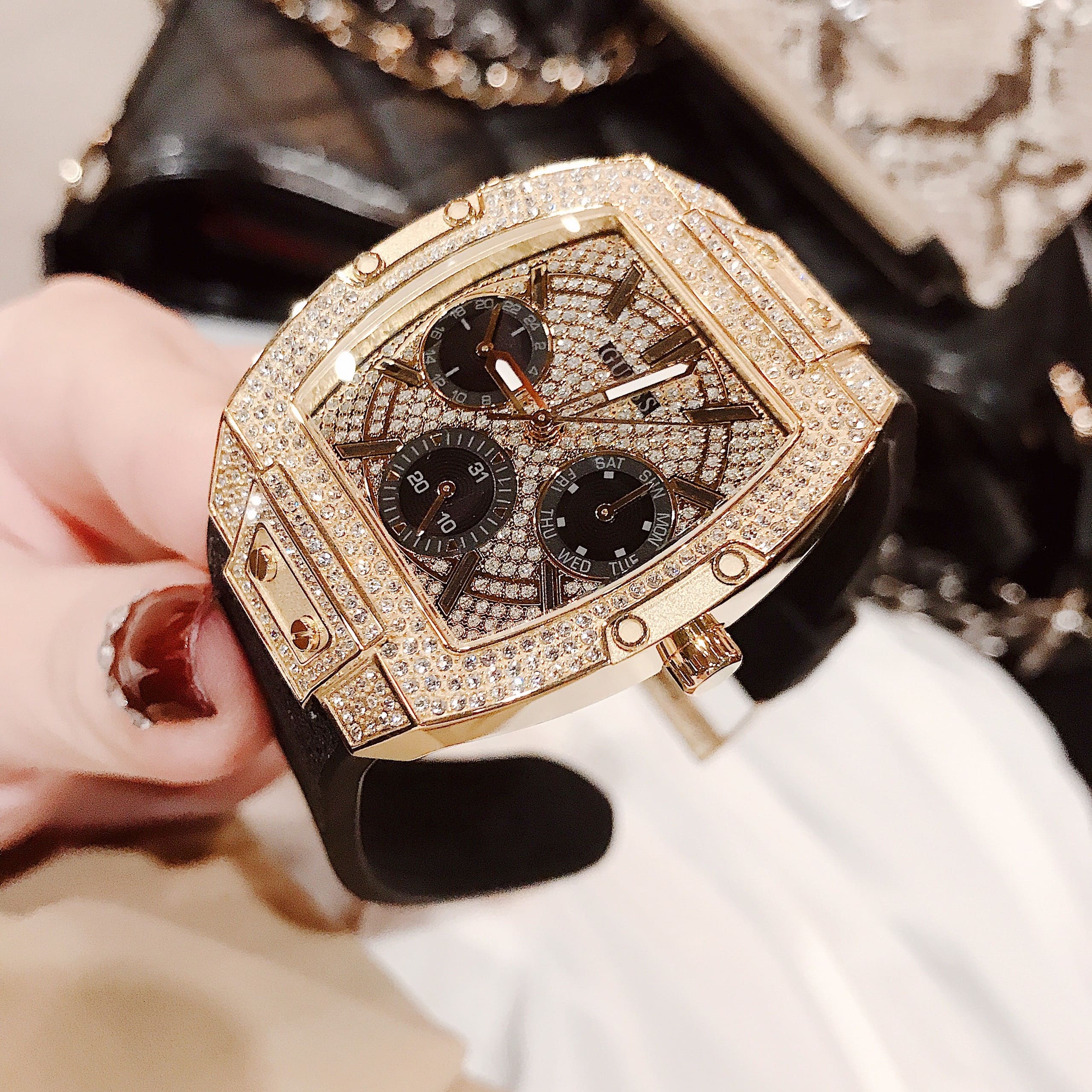 Đồng Hồ Guess Raven |Nữ Giới |Full Đá Vàng Gold |Dây Sillicone Đen |Máy Pin (Quartz) |Size 38mm |donghogiatot.vn