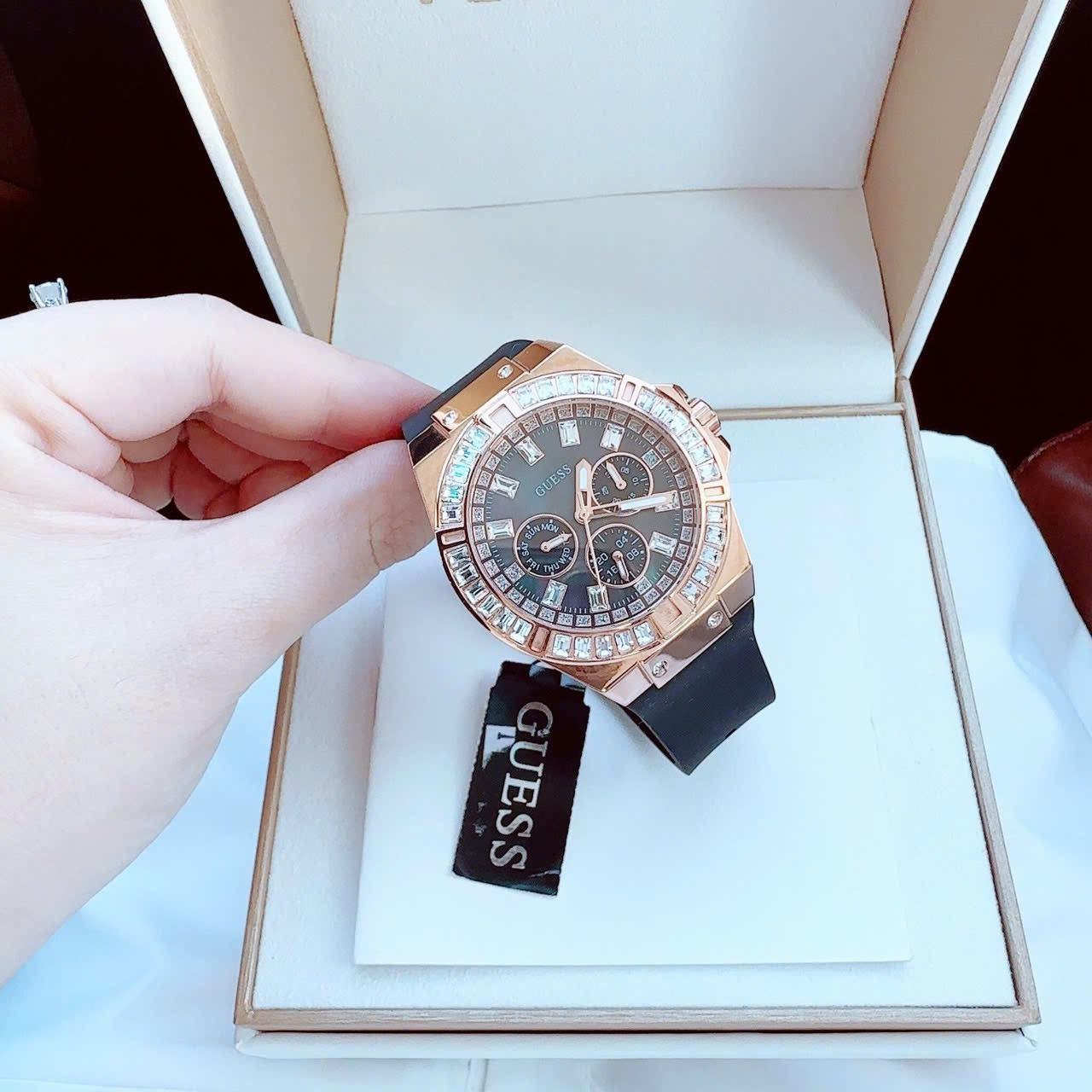 Đồng Hồ Guess Rigor |Nam Giới |Đính Đá Rose Gold |Dây Sillicone Đen |Máy Pin (Quartz) |Size 47mm |donghogiatot.vn