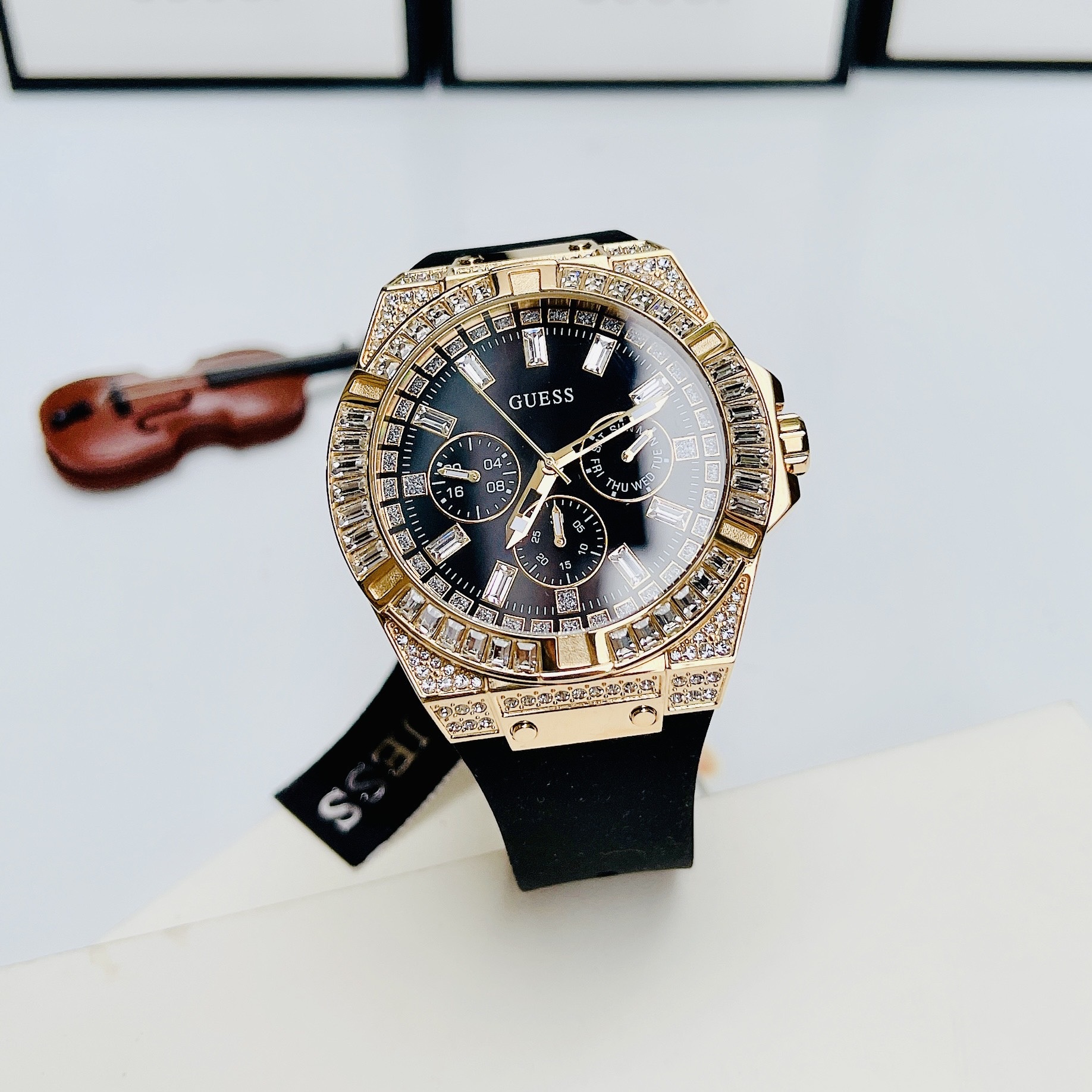 Đồng Hồ Guess Rigor |Nam Giới |Đính Đá Vàng Gold |Dây Sillicone Đen |Máy Pin (Quartz) |Size 47mm |donghogiatot.vn