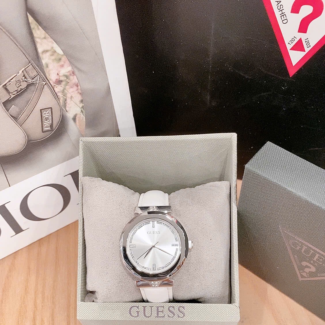 Đồng Hồ Guess Rumour |Nữ Giới |Mặt Silver |Dây Da Màu Trắng |Máy Pin (Quartz) |Size 34mm |donghogiatot.vn
