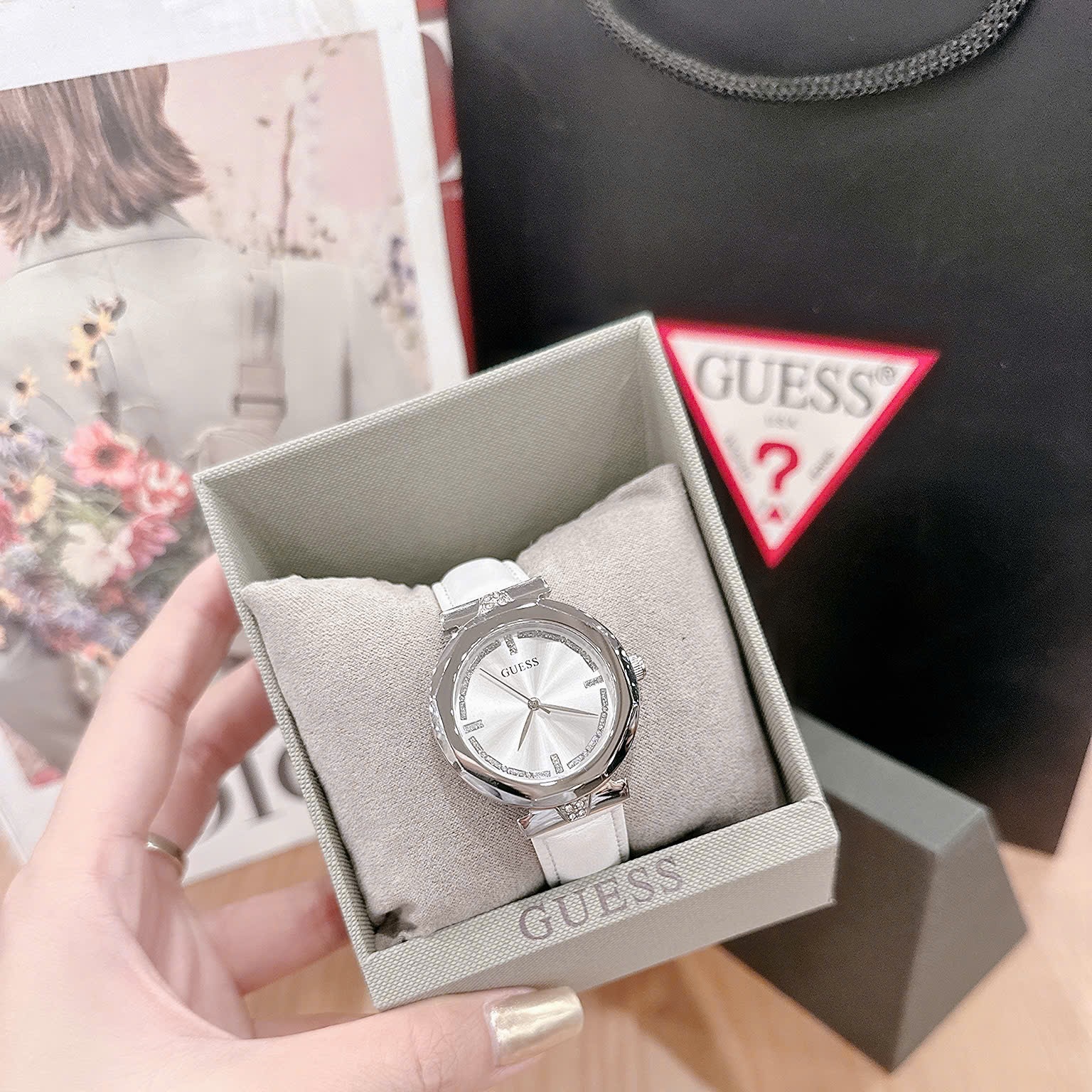 Đồng Hồ Guess Rumour |Nữ Giới |Mặt Silver |Dây Da Màu Trắng |Máy Pin (Quartz) |Size 34mm |donghogiatot.vn