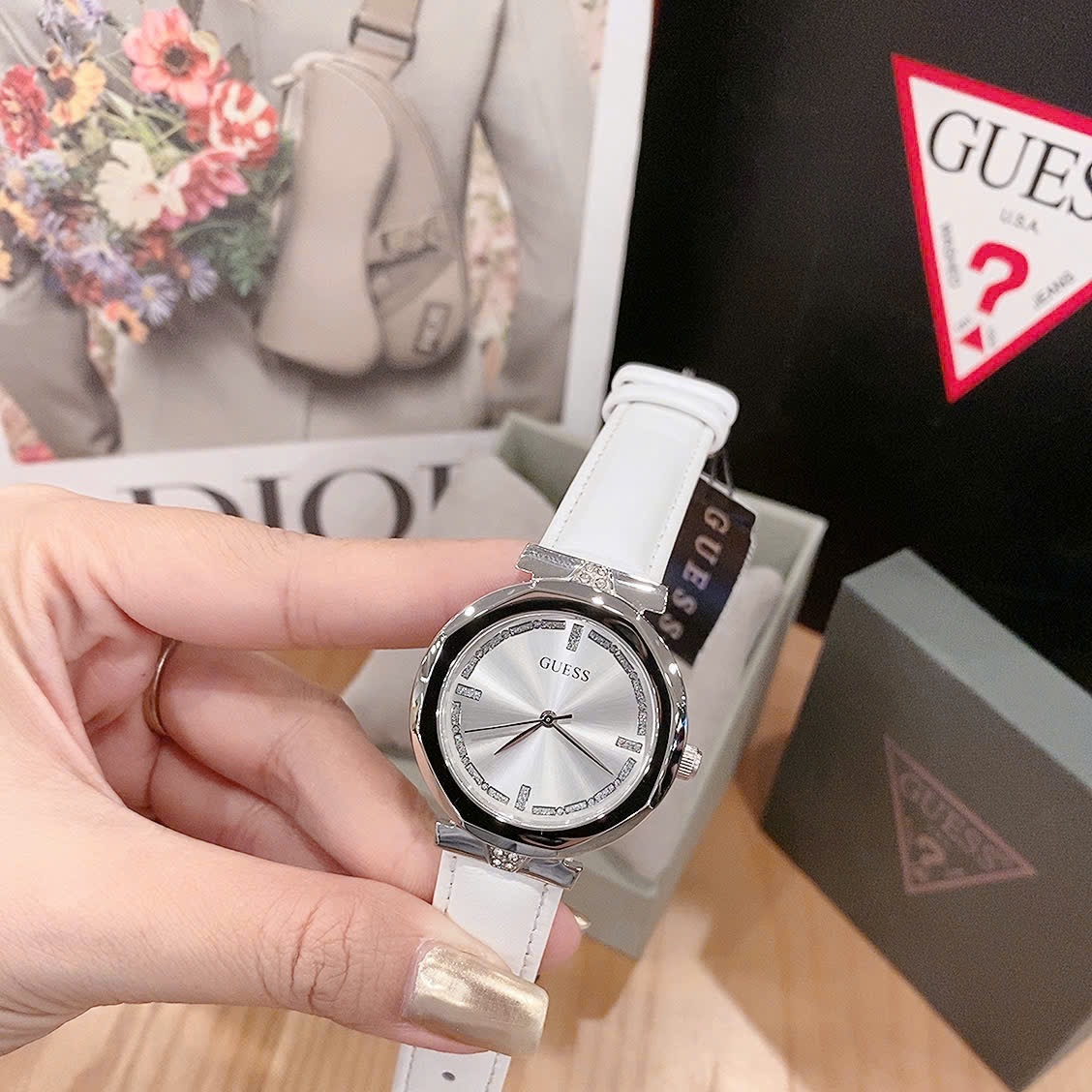 Đồng Hồ Guess Rumour |Nữ Giới |Mặt Silver |Dây Da Màu Trắng |Máy Pin (Quartz) |Size 34mm |donghogiatot.vn
