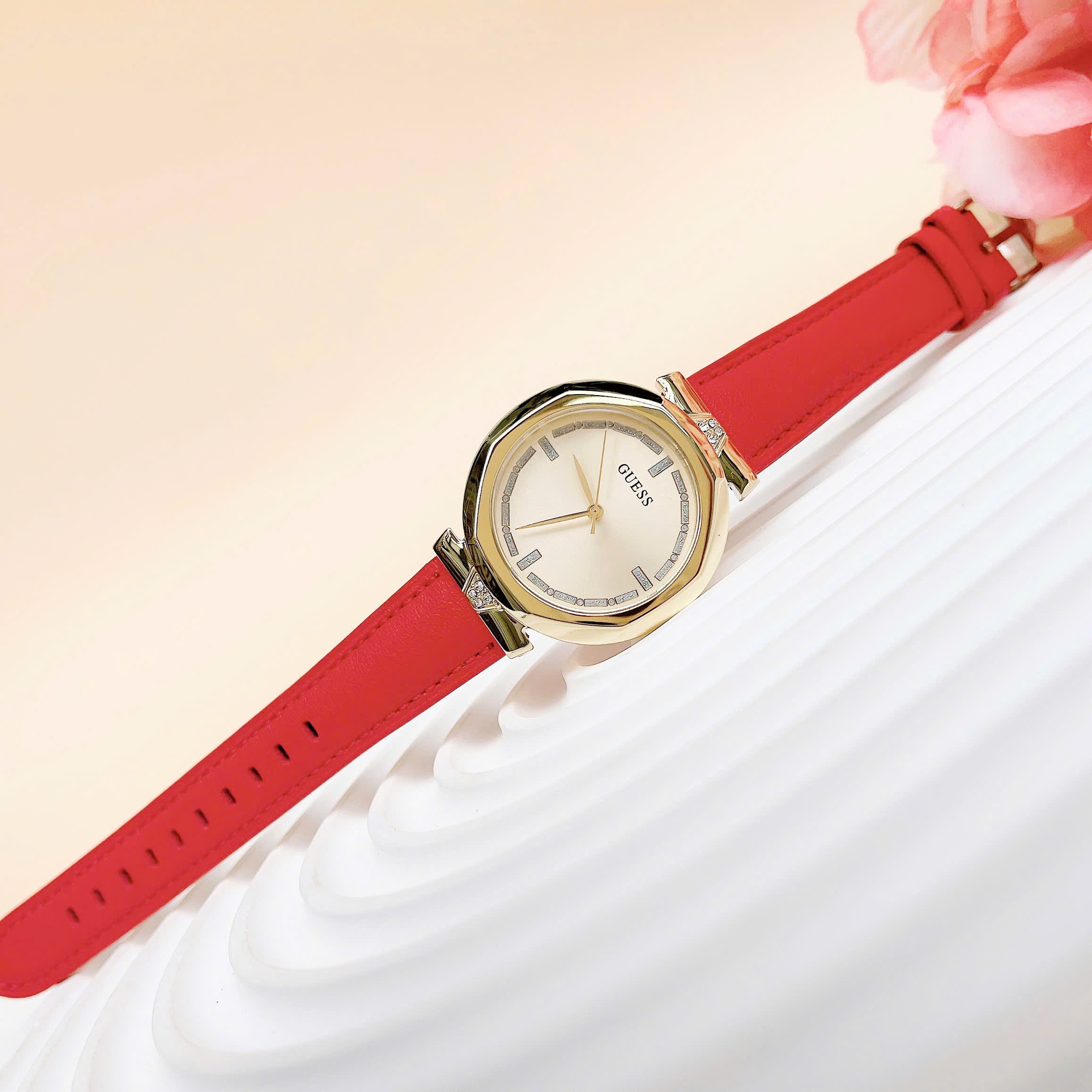 Đồng Hồ Guess Rumour |Nữ Giới |Vàng Gold |Dây Da Màu Đỏ |Máy Pin (Quartz) |Size 34mm |donghogiatot.vn