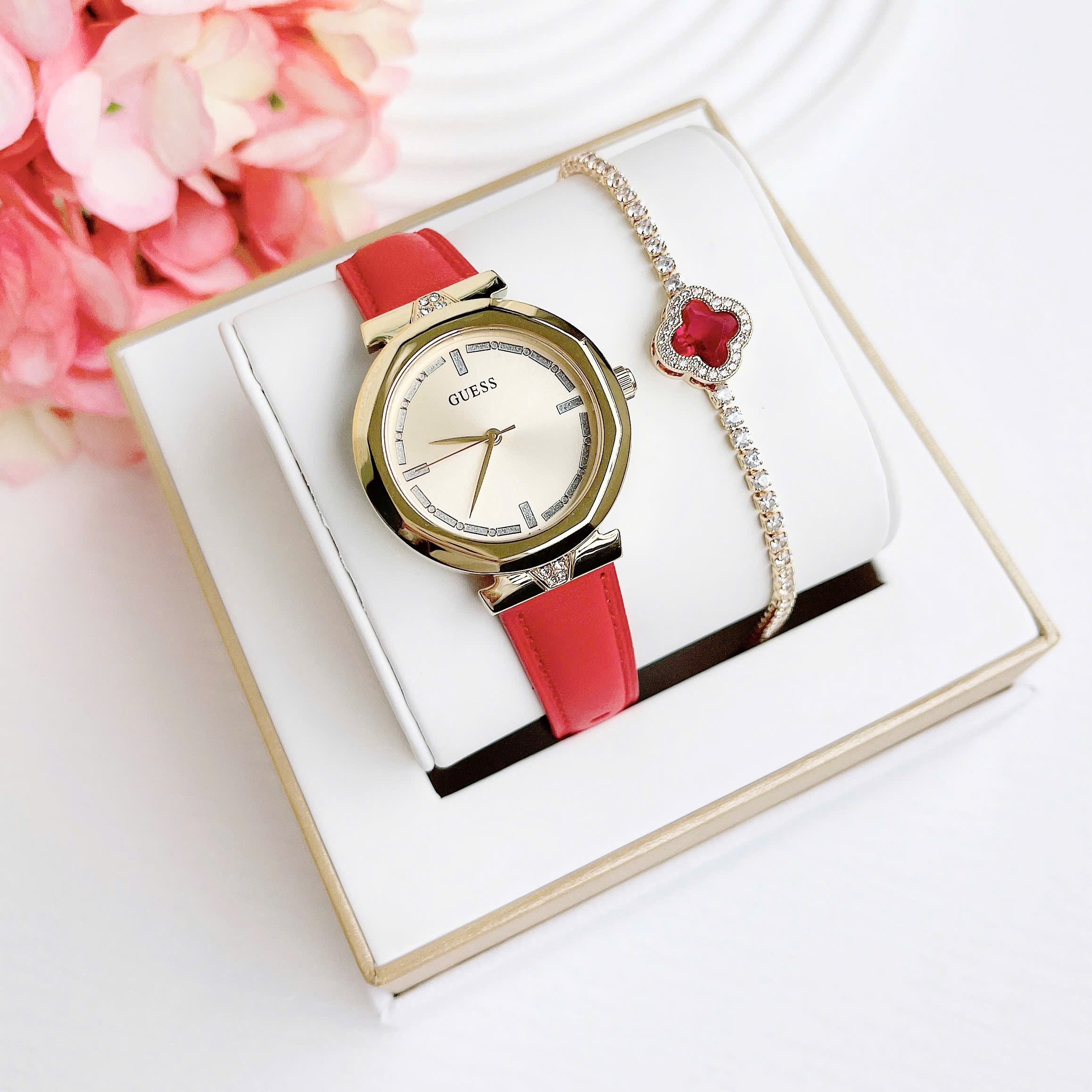 Đồng Hồ Guess Rumour |Nữ Giới |Vàng Gold |Dây Da Màu Đỏ |Máy Pin (Quartz) |Size 34mm |donghogiatot.vn
