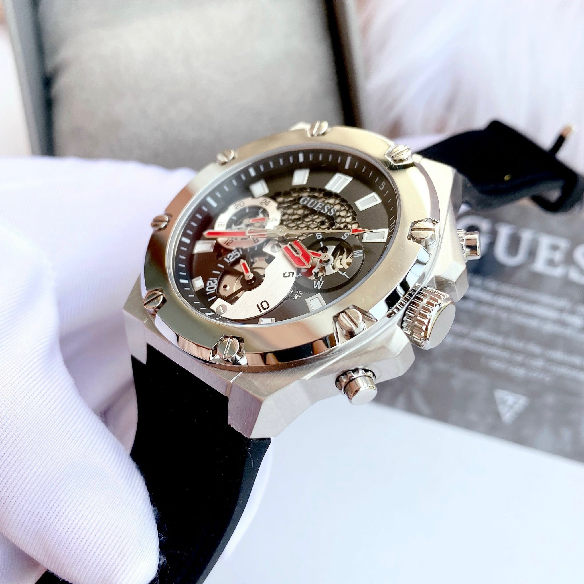 Đồng Hồ Guess Third Gear |Nam Giới |Trắng Silver |Dây Sillicone Đen |Máy Pin (Quartz) |Size 46mm |donghogiatot.vn