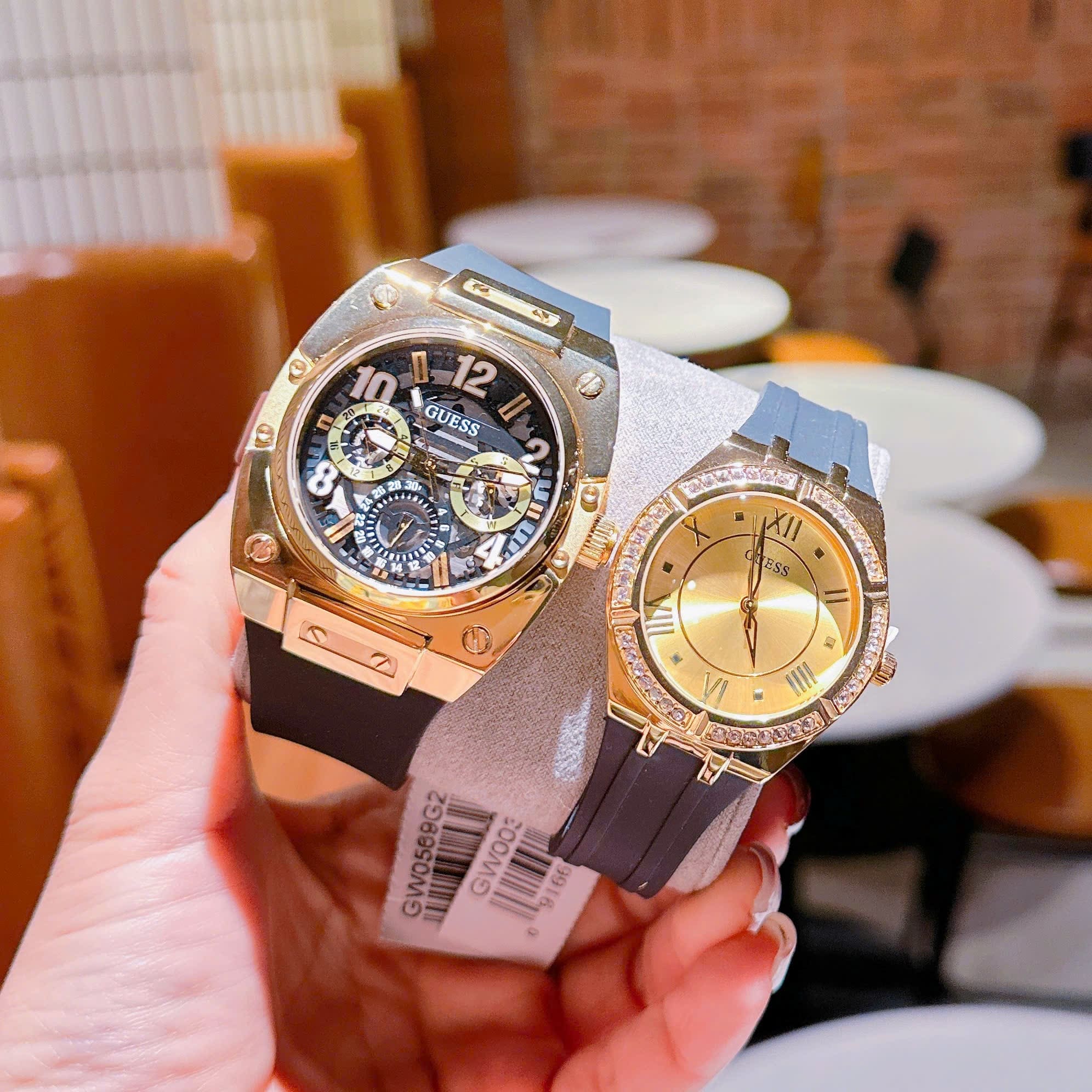 Đồng Hồ Guess Vàng Gold |Cặp Đôi |Đính Đá |Dây Cao Su Màu Đen |Size 44x36mm |donghogiatot.vn