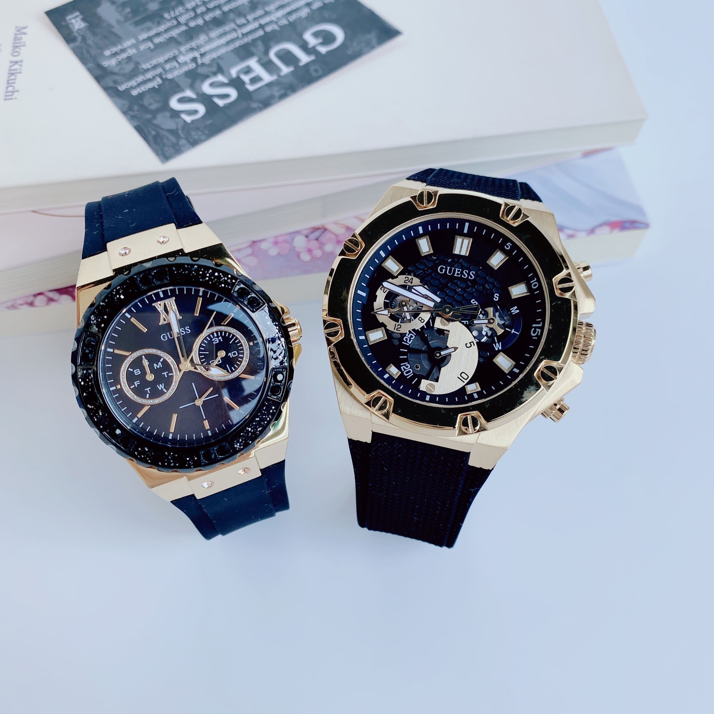 Đồng Hồ Guess Vàng Gold |Cặp Đôi |Mặt Tròn |Dây Sillicone Đen |Size 46x36mm |donghogiatot.vn