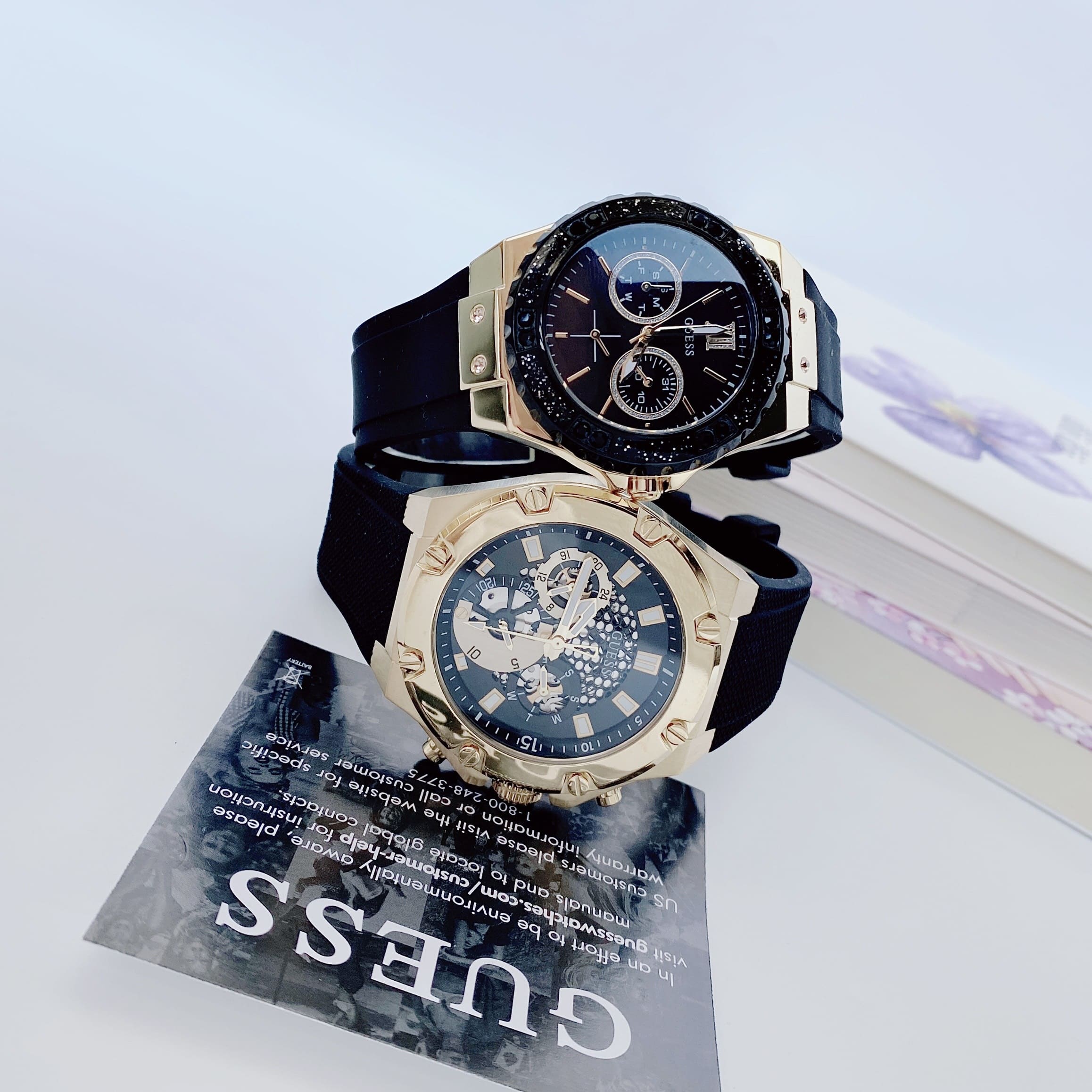 Đồng Hồ Guess Vàng Gold |Cặp Đôi |Mặt Tròn |Dây Sillicone Đen |Size 46x36mm |donghogiatot.vn