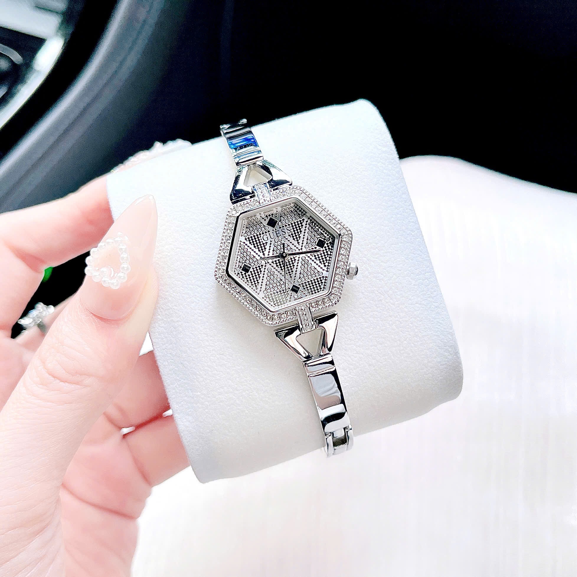 Đồng Hồ Guess Vanity |Nữ Giới |Mặt Lục Giác |Đính Đá |Lắc Tay Silver |Máy Pin (Quartz) |Size 28mm |donghogiatot.vn