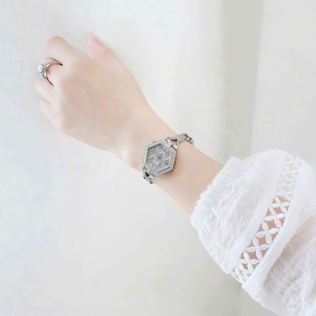 Đồng Hồ Guess Vanity |Nữ Giới |Mặt Lục Giác |Đính Đá |Lắc Tay Silver |Máy Pin (Quartz) |Size 28mm |donghogiatot.vn