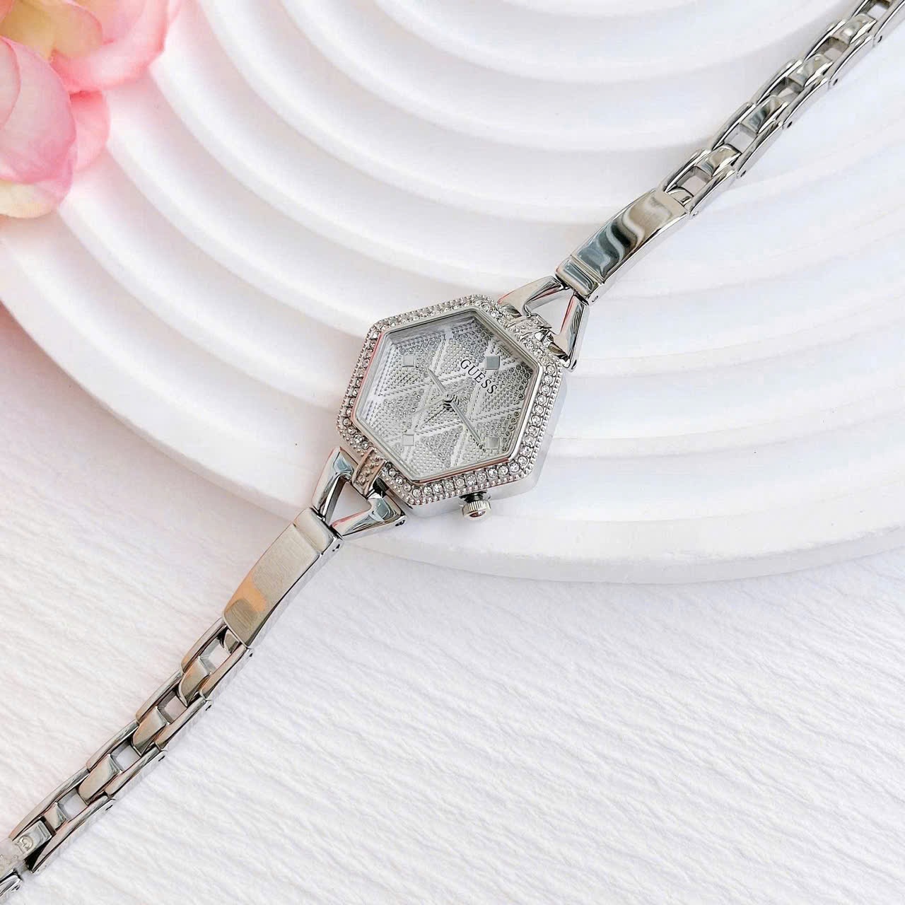 Đồng Hồ Guess Vanity |Nữ Giới |Mặt Lục Giác |Đính Đá |Lắc Tay Silver |Máy Pin (Quartz) |Size 28mm |donghogiatot.vn