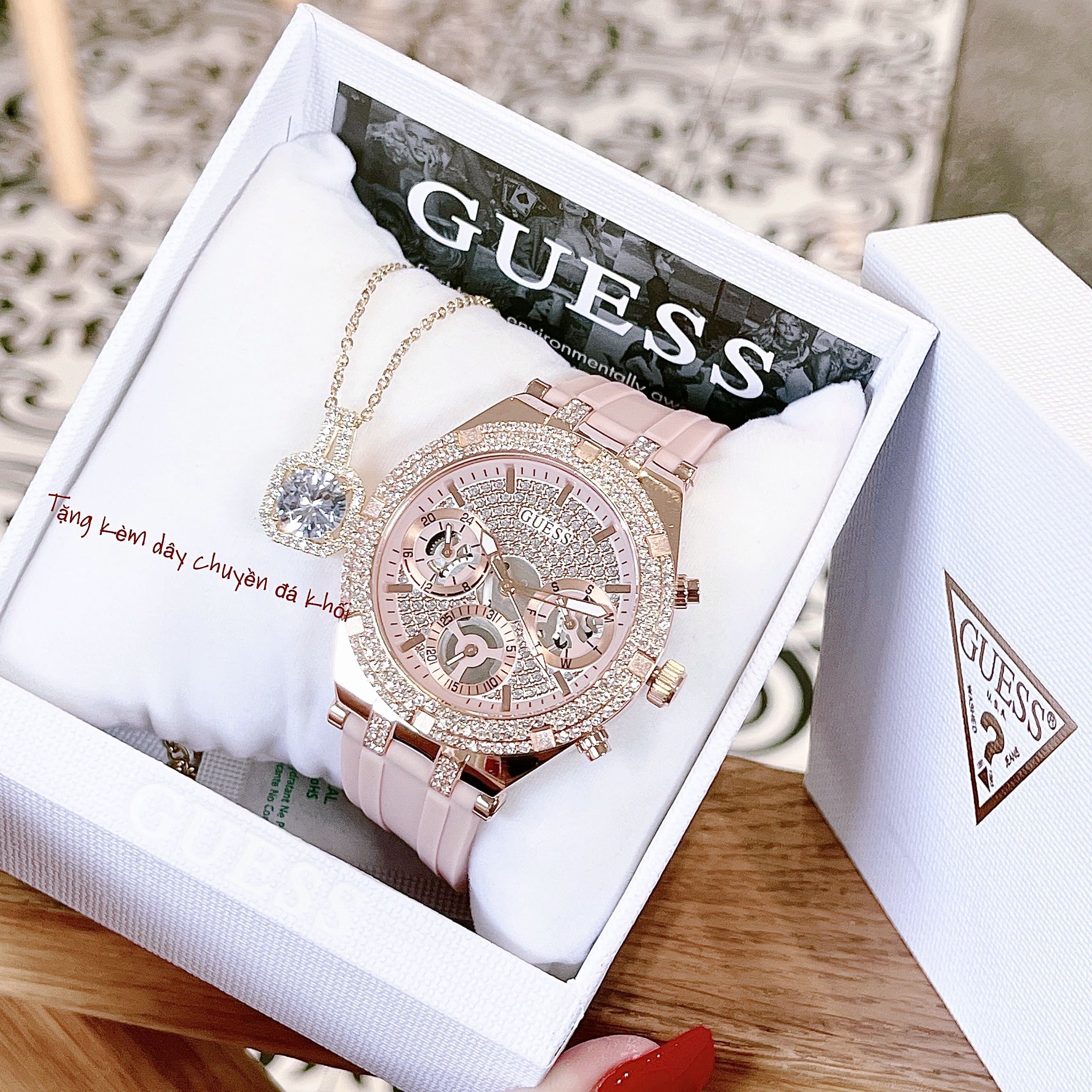 Đồng Hồ Guess Allara |Nữ Giới |Đính Đá Rose Gold |Dây Sillicone Hồng |Máy Pin (Quartz) |Size 38mm |donghogiatot.vn