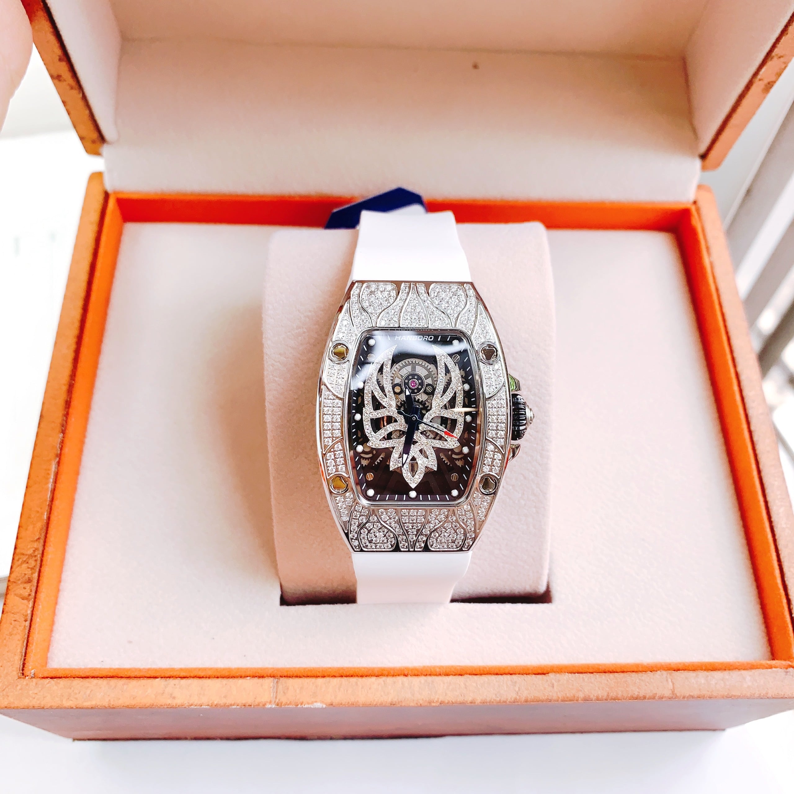 Đồng Hồ Hanboro Cánh Tiên |Nữ Giới |Mặt Đính Đá |Dây Cao Su Trắng |Máy Pin (Quartz) |Size 32x36mm [donghogiatot.vn]