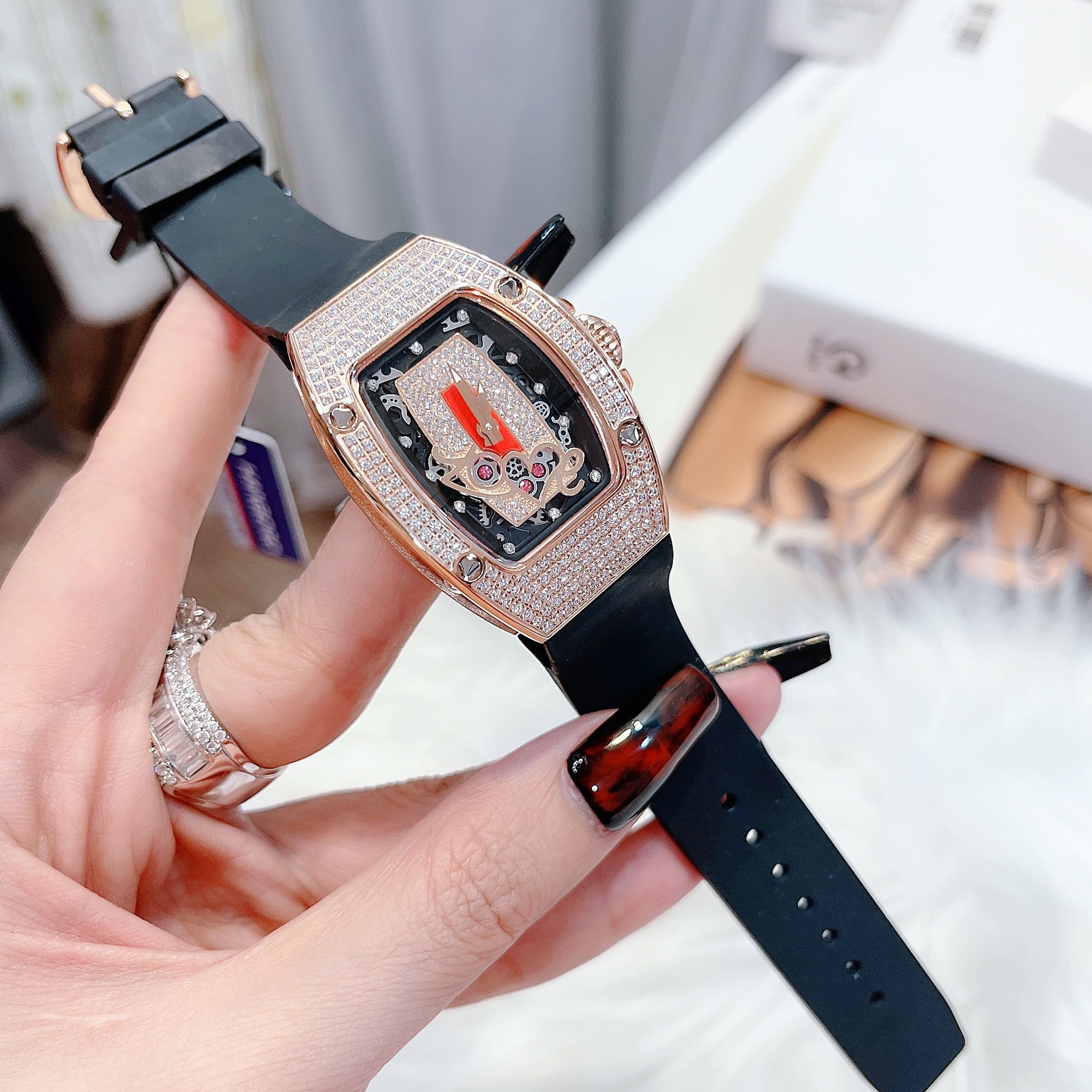 Đồng Hồ Hanboro Mặt Chữ Love |Nữ Giới |Đá Rose Gold |Dây Cao Su |Máy Pin (Quartz) |Size 32x36mm [donghogiatot.vn]