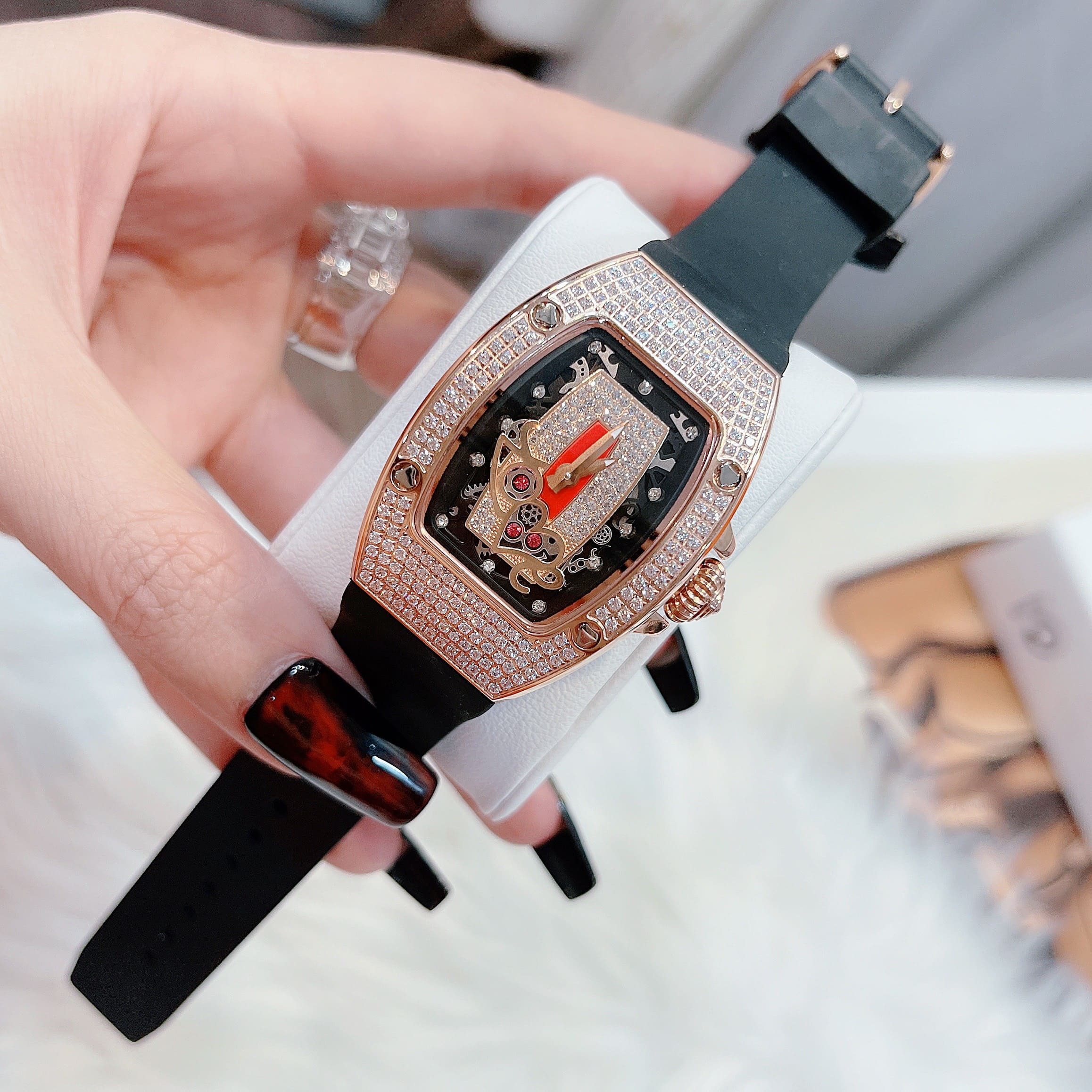 Đồng Hồ Hanboro Mặt Chữ Love |Nữ Giới |Đá Rose Gold |Dây Cao Su |Máy Pin (Quartz) |Size 32x36mm [donghogiatot.vn]