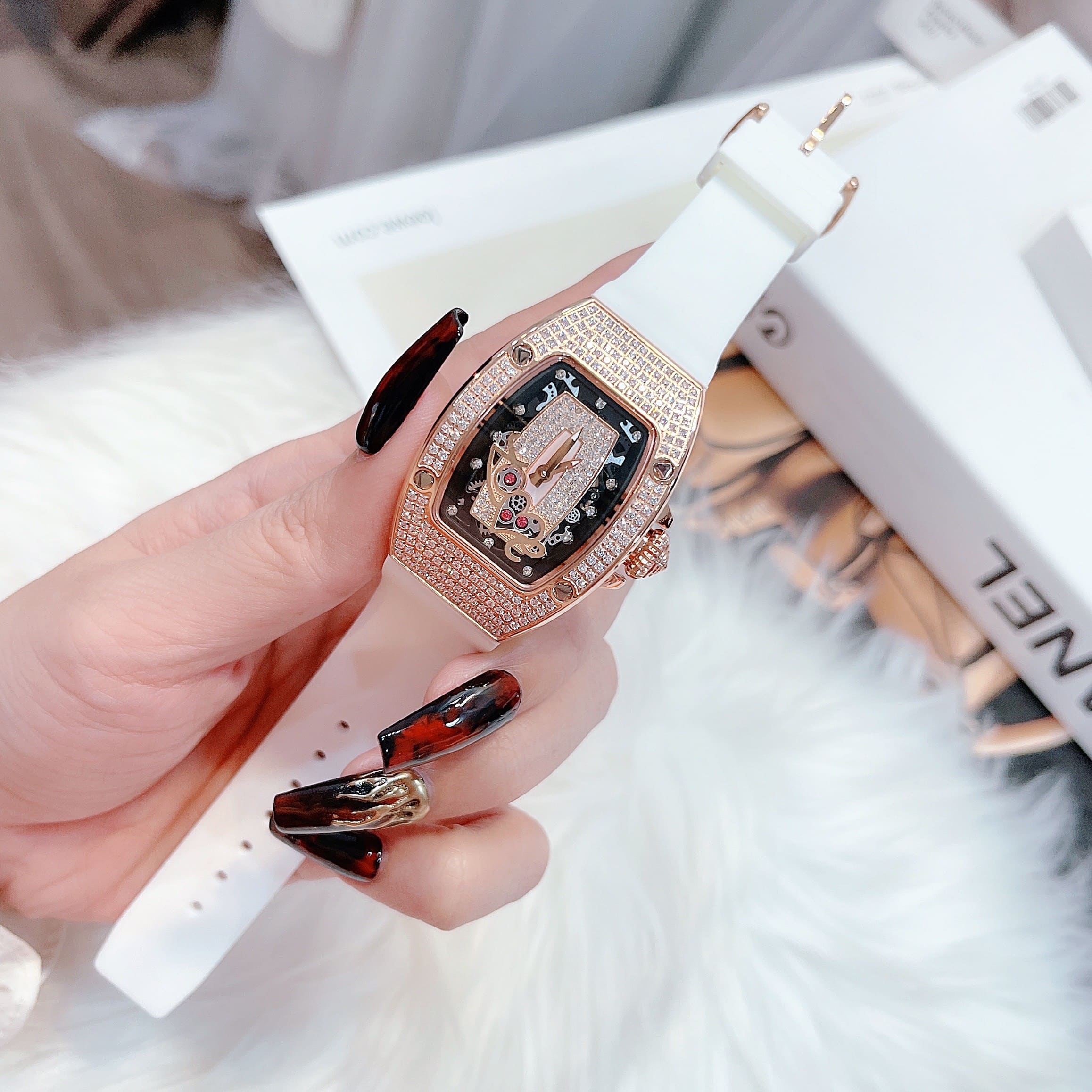 Đồng Hồ Hanboro Chữ Love |Nữ Giới |Rose Gold |Dây Cao Su Trắng |Máy Pin (Quartz) |Size 32x36mm [donghogiatot.vn]