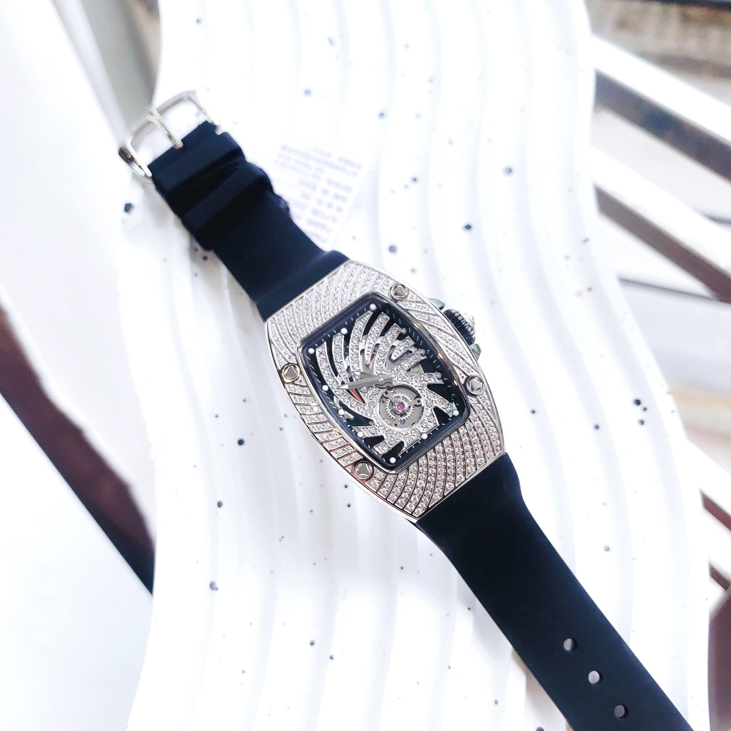 Đồng Hồ Hanboro Lốc Xoáy |Nữ Giới |Full Đá |Trắng Silver |Dây Cao Su |Máy Pin (Quartz) |Size 32x36mm [donghogiatot.vn]