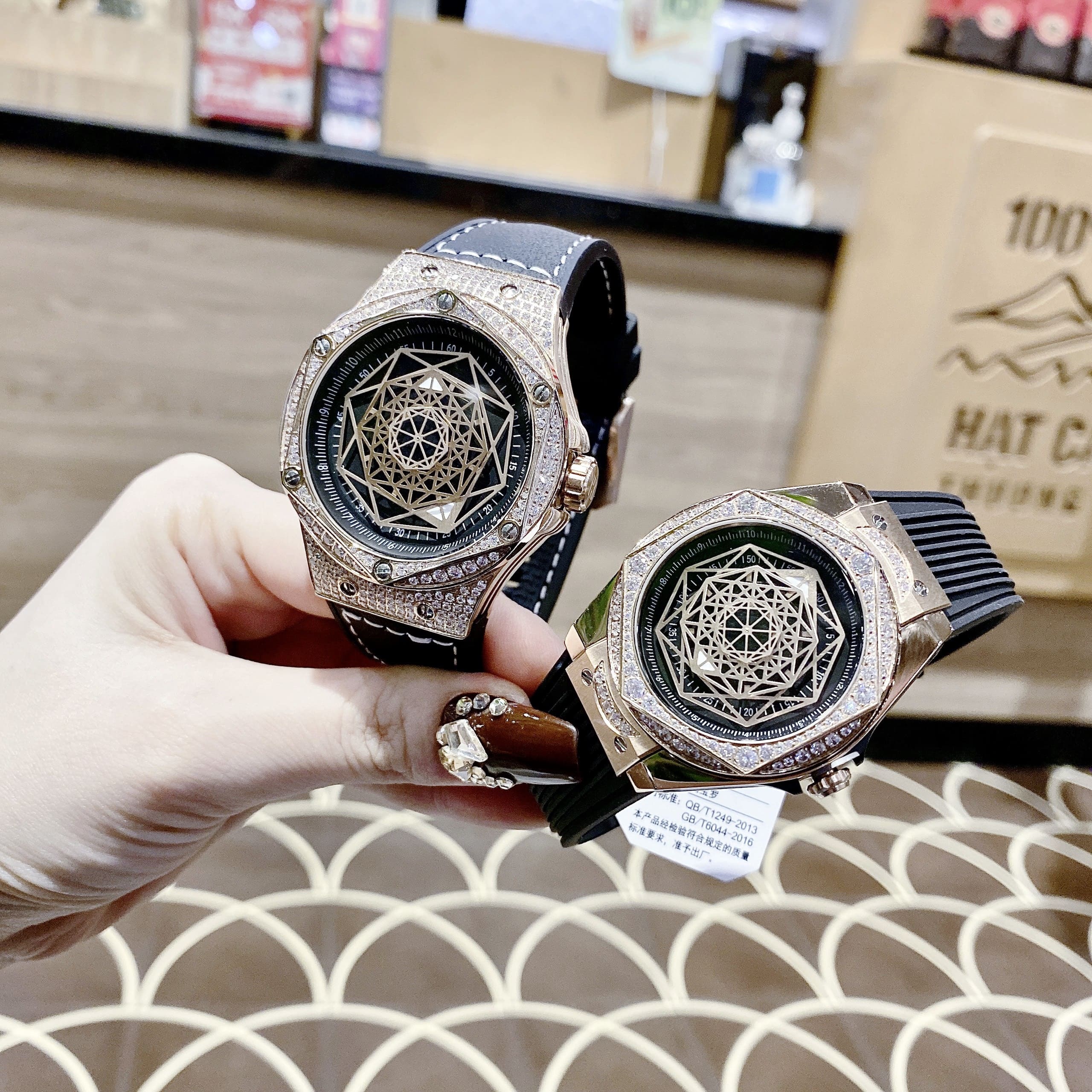 Đồng Hồ Hanboro Mặt Vũ Trụ |Cặp Đôi |Rose Gold |Dây Cao Su Đen |Size 36x42mm |donghogiatot.vn